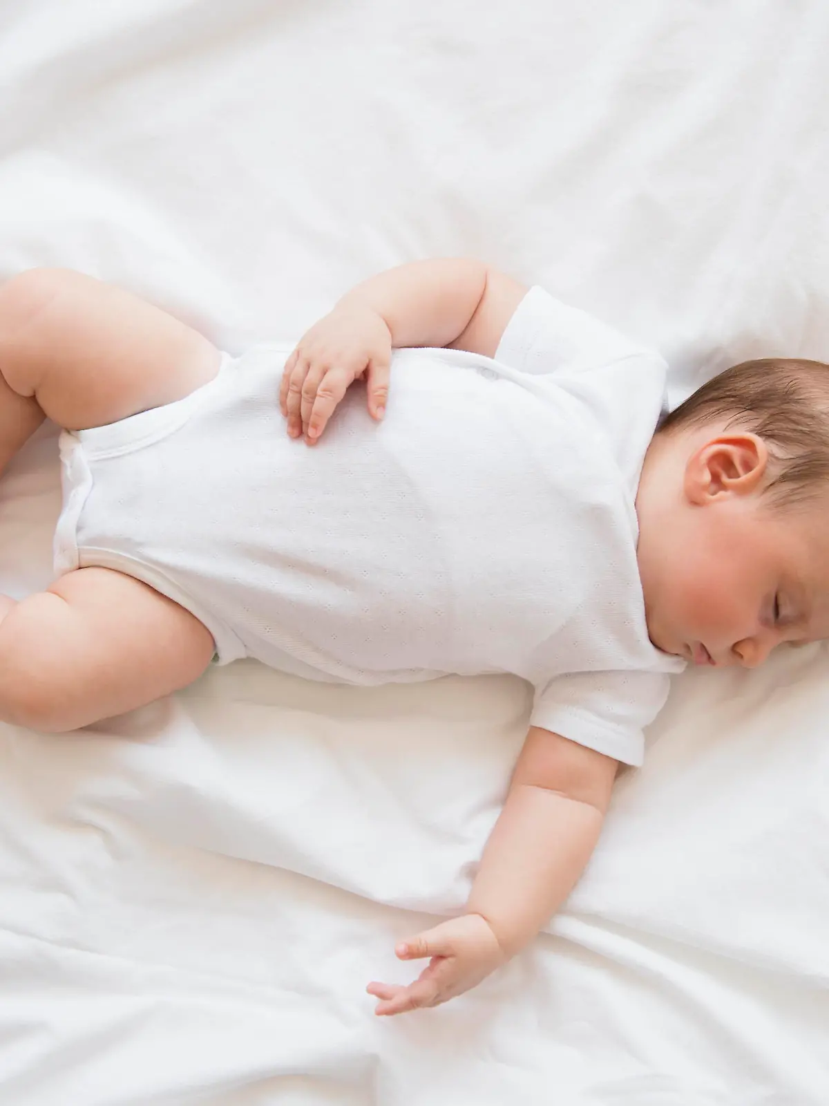 Baby girl (2-5 months) sleeping in bed,  , Baby-Maedchen (2-5 Monate), im Bett schlafend Keine Weitergabe an Drittverwerter.