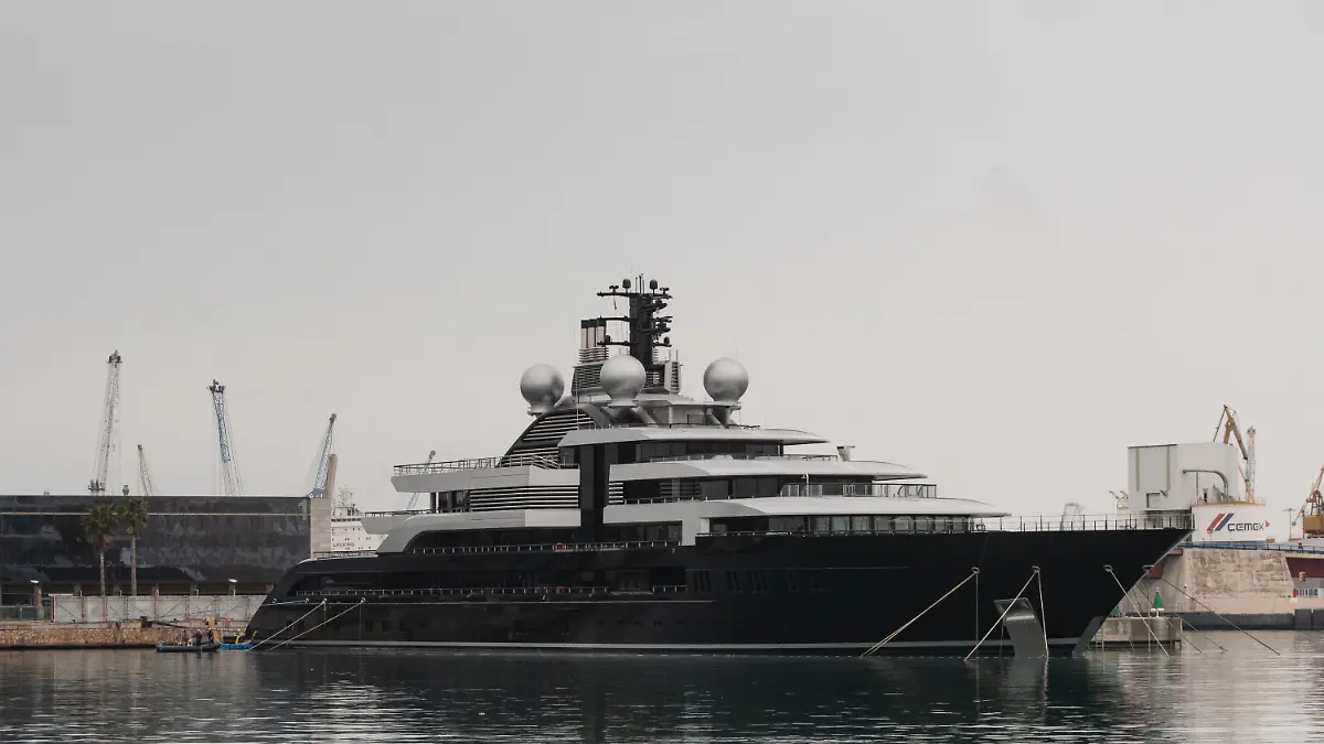 17.03.2022, Spanien, Tarragona: Die festgesetzte Luxusjacht «Crescent» liegt im Hafen von Tarragona. Spanische Behörden haben im Zusammenhang mit den EU-Sanktionen gegen russische Oligarchen eine dritte Luxusjacht vorläufig festgesetzt. Foto: Laia Solanellas/EUROPA PRESS/dpa +++ dpa-Bildfunk +++