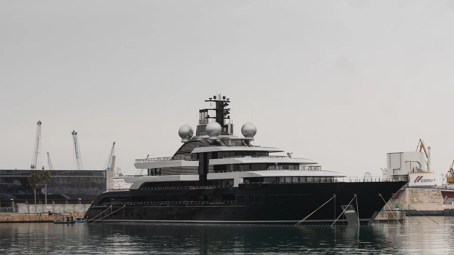 17.03.2022, Spanien, Tarragona: Die festgesetzte Luxusjacht «Crescent» liegt im Hafen von Tarragona. Spanische Behörden haben im Zusammenhang mit den EU-Sanktionen gegen russische Oligarchen eine dritte Luxusjacht vorläufig festgesetzt. Foto: Laia Solanellas/EUROPA PRESS/dpa +++ dpa-Bildfunk +++