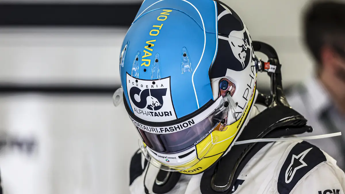 GASLY Pierre (fra), Scuderia AlphaTauri AT03, portrait, helmet in ukrainian colors during the Formula 1 Gulf Air Bahrain Grand Prix 2022, 1st round of the 2022 FIA Formula One World Championship, on the Bahrain International Circuit, from March 18 to 20, 2022 in Sakhir, Bahrain - Photo Florent Gooden / DPPI