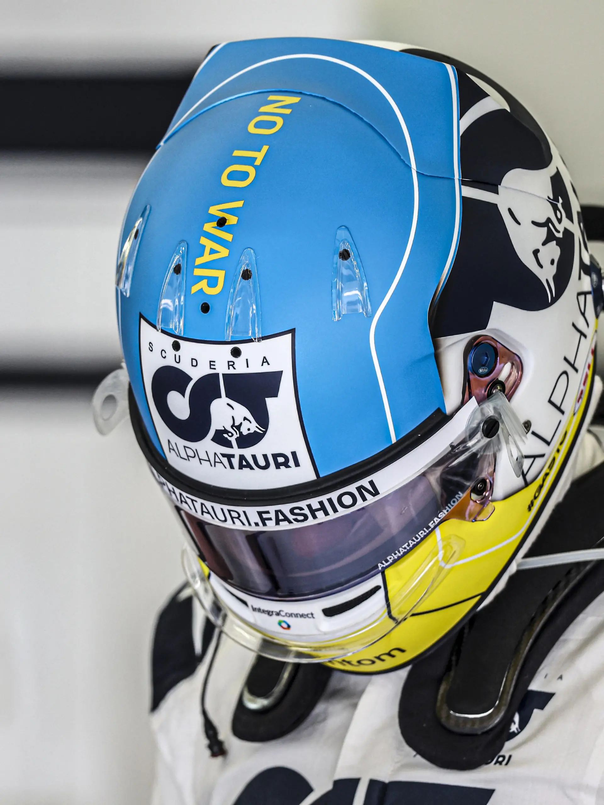 GASLY Pierre (fra), Scuderia AlphaTauri AT03, portrait, helmet in ukrainian colors during the Formula 1 Gulf Air Bahrain Grand Prix 2022, 1st round of the 2022 FIA Formula One World Championship, on the Bahrain International Circuit, from March 18 to 20, 2022 in Sakhir, Bahrain - Photo Florent Gooden / DPPI