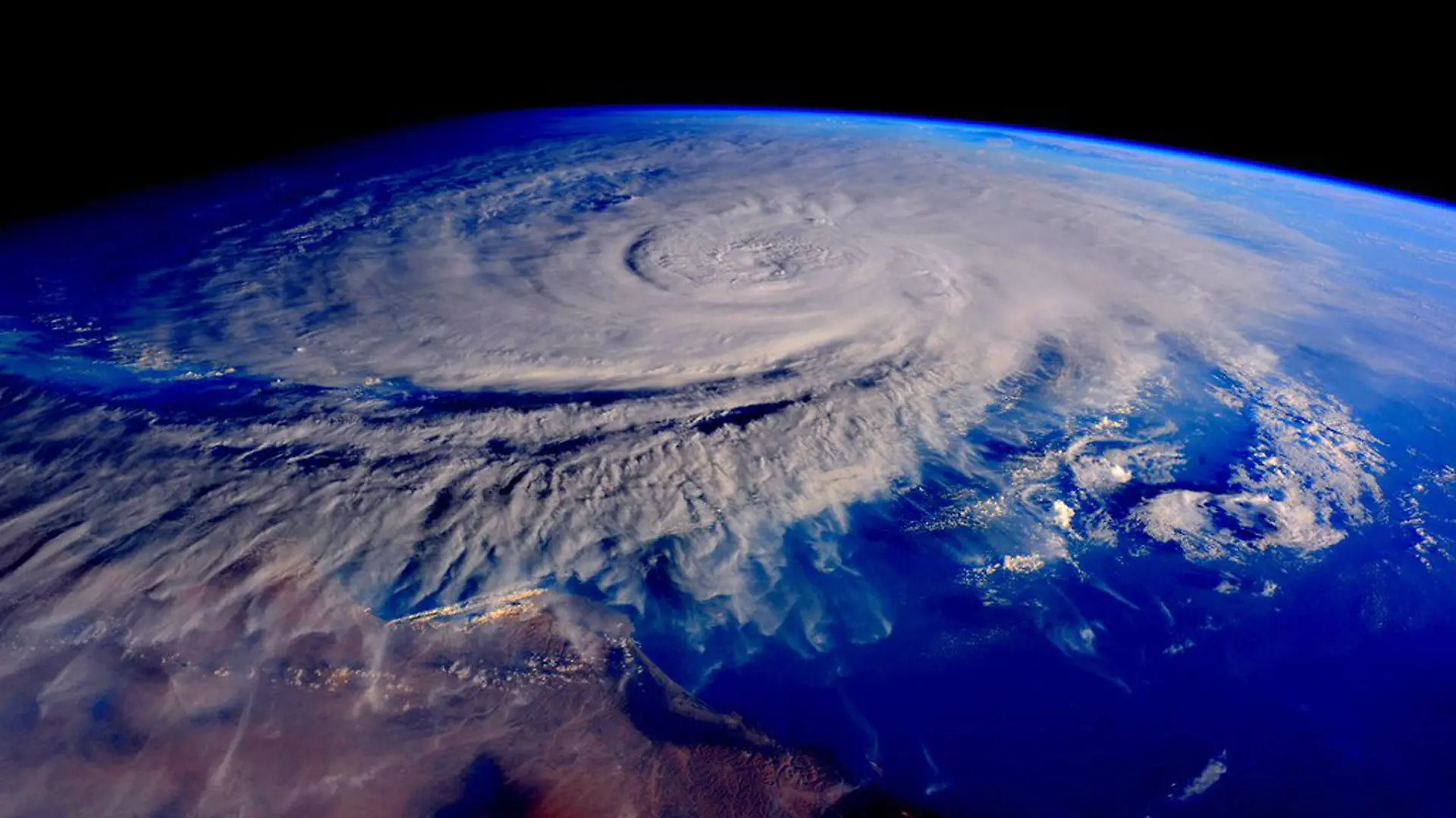 epa05005566 A handout picture made available on 01 November 2015 by NASA's US astronaut Scott Kelly, commander of the current International Space Station (ISS) Expedition 45 crew, shows a view of Tropical Cyclone Chapala in the Arabian Sea seen from the ISS in space, 31 October 2015. A high-impact tropical cyclone in the Arabian Sea is expected to strengthen and become a super cyclonic storm by the end of the weekend, threatening Yemen and Oman early next week, the United Nations meteorological agency cautioned on 31 October 2015. 'There is a fear that the storm will trigger significant flooding and related severe impacts such as mudslides and infrastructural damages,' the World Meteorological Organization said about Cyclone Chapala. Such a storm in the region is 'very rare,' the agency said. At its peak, the storm will be the equivalent of a category 4 hurricane. However, due to dry air and lower ocean thermal energy, when it makes landfall around midnight 01 November (2100 GMT Sunday), it will weaken to the equivalent of a category 1 or 2 hurricane, with wind speeds of about 150 kilometers per hour. The area where the cyclone is expected to make landfall is fairly sparsely populated and does not contain much key infrastructure, like ports. Drainage systems in the region will likely not be able to cope with the amount of rain, it warned. Warnings have been issued in Oman for flash floods and high waves. EPA/SCOTT KELLY EPA/SCOTT KELLY BEST QUALITY AVAILABLE HANDOUT EDITORIAL USE ONLY +++(c) dpa - Bildfunk+++