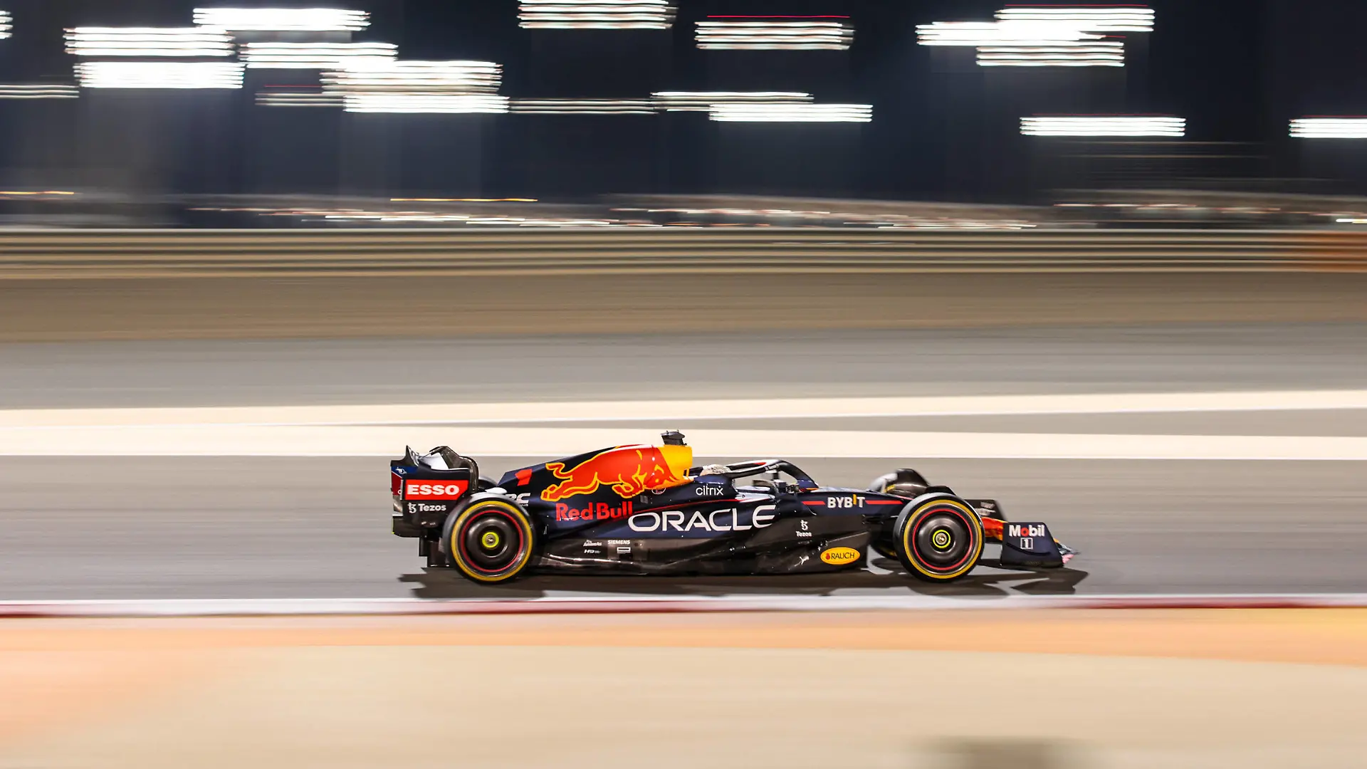  01 VERSTAPPEN Max nld, Red Bull Racing RB18, action during the Formula 1 Gulf Air Bahrain Grand Prix 2022, 1st round of the 2022 FIA Formula One World Championship, WM, Weltmeisterschaft on the Bahrain International Circuit, from March 18 to 20, 2022 in Sakhir, Bahrain - F1 - BAHRAIN GRAND PRIX 2022 DPPI/Panoramic PUBLICATIONxNOTxINxFRAxITAxBEL _R5_9555