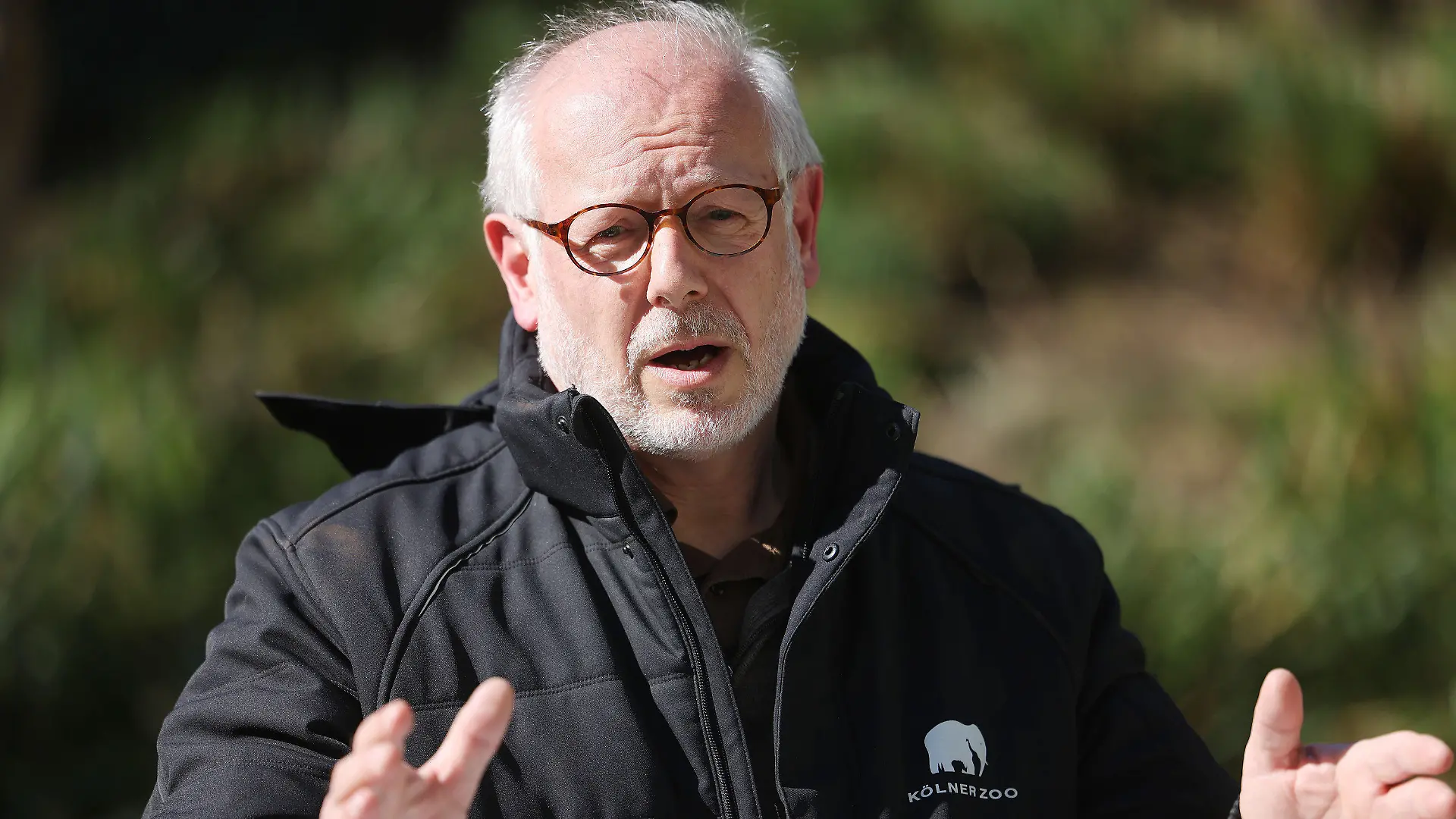 18.03.2022, Nordrhein-Westfalen, Köln: Theo Pegel, Direktor des Zoos, berichtet über den Vorfall im Elefantenhaus. Nach einem Kampf unter asiatischen Elefanten im Kölner Zoo ist eine Elefantenkuh eingeschläfert worden. Bei der Auseinandersetzung hat der Bulle «Bindu» die Kuh «Maejaruad» so schwer am rechten Hinterbein verletzt, dass Waden- und Schienbein gebrochen wurden. (Zu dpa: «Elefantenkuh im Kölner Zoo nach Kampf mit Bullen eingeschläfert») Foto: Oliver Berg/dpa +++ dpa-Bildfunk +++