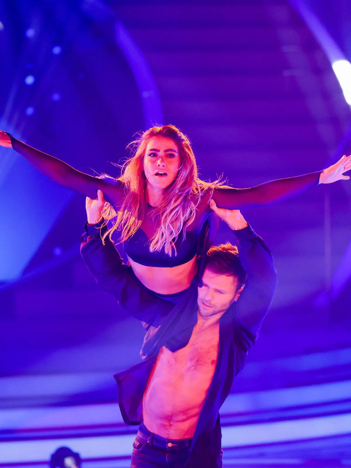 18.03.2022, Nordrhein-Westfalen, Köln: Sarah Mangione, Moderatorin, und Vadim Garbuzov, Profitänzer, tanzen in der RTL-Tanzshow "Let's Dance" im Coloneum. Foto: Rolf Vennenbernd/dpa +++ dpa-Bildfunk +++