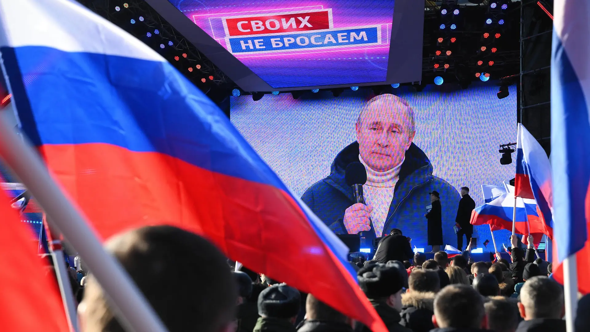 Russia Crimea Reunification Anniversary 8143784 18.03.2022 People watch a broadcasting of Russian President Vladimir Putin address during a concert marking the 8th anniversary of the referendum on the state status of Crimea and Sevastopol and its reunification with Russia, at Luzhniki Stadium in Moscow, Russia. Ilya Pitalev / Sputnik Moscow Russia PUBLICATIONxINxGERxSUIxAUTxONLY Copyright: xIlyaxPitalevx