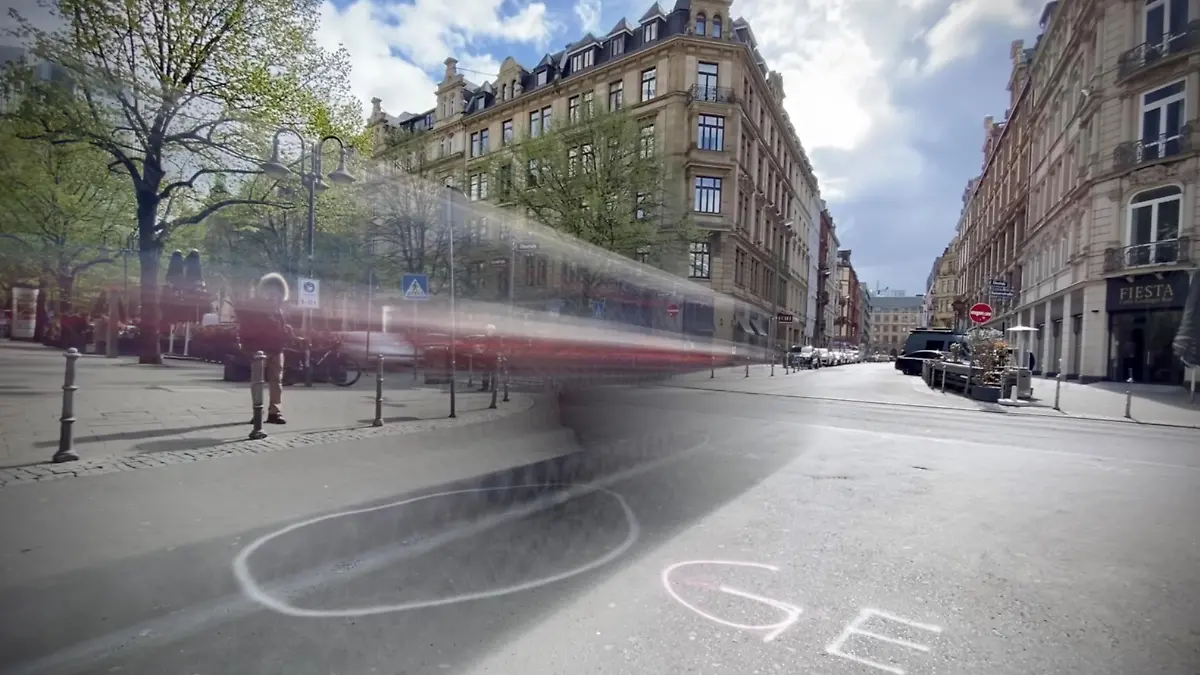 April 2021: Auf der Kaiserstraße zeugen Markierungen an die mögliche Tat.