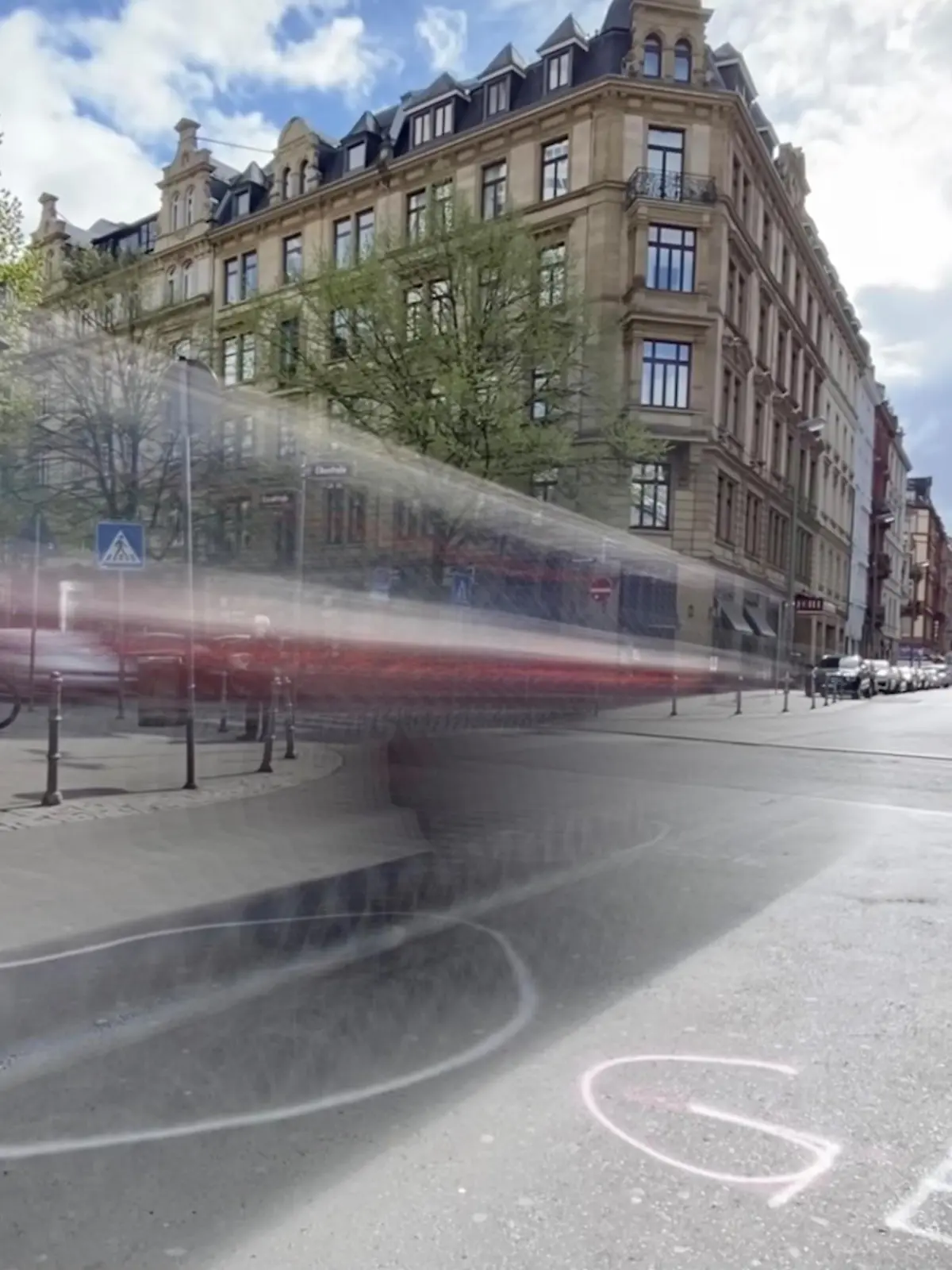 April 2021: Auf der Kaiserstraße zeugen Markierungen an die mögliche Tat.