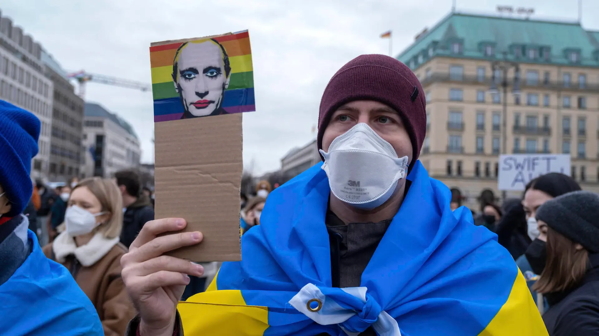  Demonstrant mit Nationalflagge der Ukraine und einem Bild von Putin in Regenbogenfarben in Berlin Foto vom 2402.2022. Wenige Stunden nach dem russischen Angriff auf die Ukraine finden am Donnerstag erste Mahnwachen, Friedensgebete und Demonstrationen bundesweit statt. Siehe epd-Meldung vom 24.02.2022 Nach russischem Ueberfall: Gebete und Demos fuer Frieden in der Ukraine *** Demonstrator with national flag of Ukraine and a picture of Putin in rainbow colors in Berlin Photo taken 2402 2022 A few hours after the Russian attack on Ukraine, the first vigils, peace prayers and demonstrations are taking place nationwide on Thursday See epd report from 24 02 2022 After Russian attack, prayers and demos for peace in Ukraine Copyright: epd-bild/RolfxZoellner