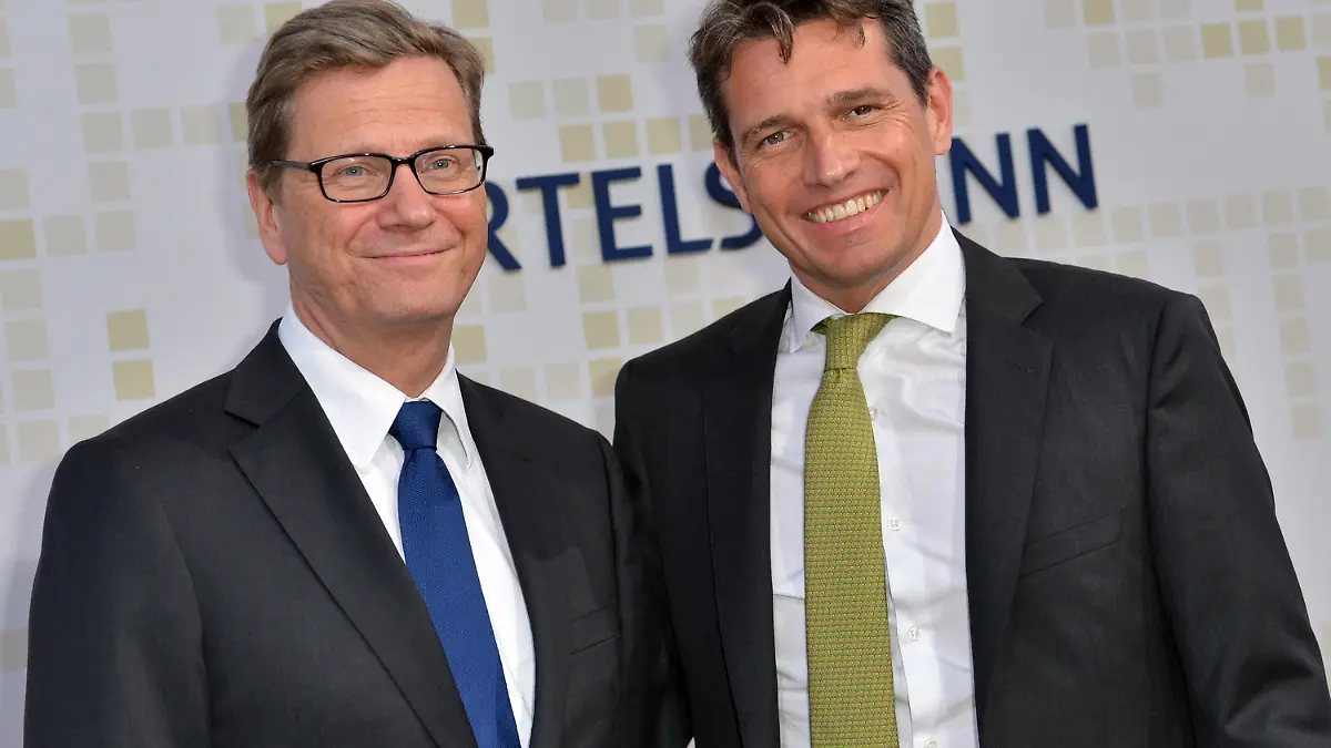 ARCHIV - Bundesaußenminister Guido Westerwelle (FDP - l) und sein Mann Michael Mronz kommen am 06.06.2013 in Berlin zur Bertelsmann-Party in die Hauptstadt-Repräsentanz Unter den Linden. Mronz, der sonst so redegewandte PR-Manager wägt lange ab und sucht die passenden Worte, als er über Guido Westerwelle redet - seinen Ehemann, der vor knapp drei Wochen die Schreckensdiagnose Leukämie erhielt und seitdem um sein Leben kämpft. Mronz versucht optimistisch zu wirken, so wie es sein Naturell ist. Doch es scheint dem smarten Sportpromoter schwer zu fallen. Foto: Britta Pedersen/dpa +++(c) dpa - Bildfunk+++