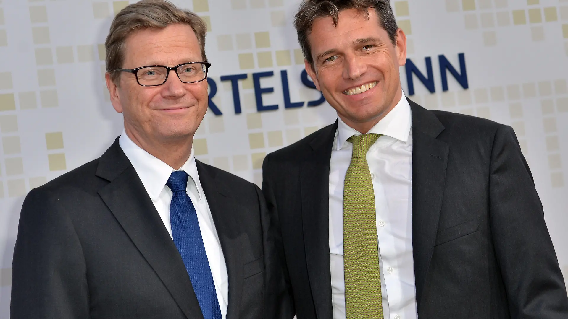 ARCHIV - Bundesaußenminister Guido Westerwelle (FDP - l) und sein Mann Michael Mronz kommen am 06.06.2013 in Berlin zur Bertelsmann-Party in die Hauptstadt-Repräsentanz Unter den Linden. Mronz, der sonst so redegewandte PR-Manager wägt lange ab und sucht die passenden Worte, als er über Guido Westerwelle redet - seinen Ehemann, der vor knapp drei Wochen die Schreckensdiagnose Leukämie erhielt und seitdem um sein Leben kämpft. Mronz versucht optimistisch zu wirken, so wie es sein Naturell ist. Doch es scheint dem smarten Sportpromoter schwer zu fallen. Foto: Britta Pedersen/dpa +++(c) dpa - Bildfunk+++