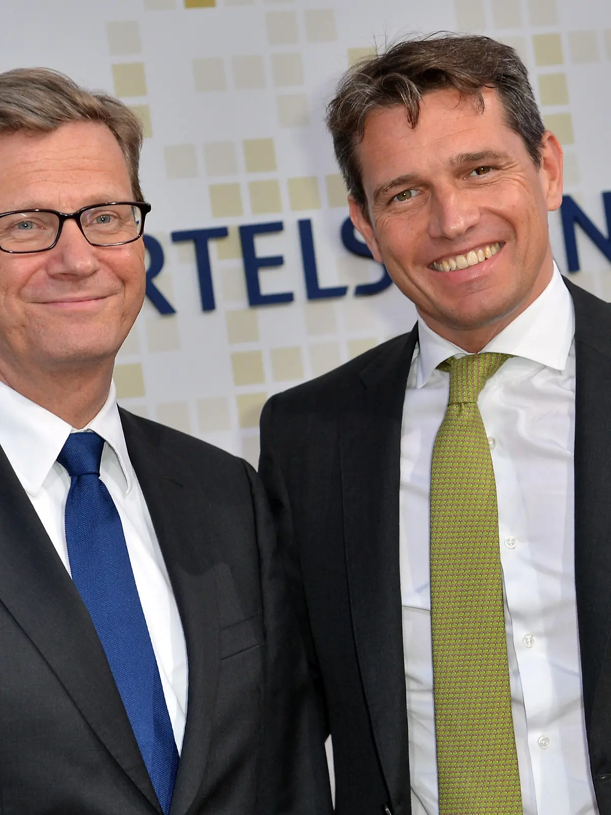 ARCHIV - Bundesaußenminister Guido Westerwelle (FDP - l) und sein Mann Michael Mronz kommen am 06.06.2013 in Berlin zur Bertelsmann-Party in die Hauptstadt-Repräsentanz Unter den Linden. Mronz, der sonst so redegewandte PR-Manager wägt lange ab und sucht die passenden Worte, als er über Guido Westerwelle redet - seinen Ehemann, der vor knapp drei Wochen die Schreckensdiagnose Leukämie erhielt und seitdem um sein Leben kämpft. Mronz versucht optimistisch zu wirken, so wie es sein Naturell ist. Doch es scheint dem smarten Sportpromoter schwer zu fallen. Foto: Britta Pedersen/dpa +++(c) dpa - Bildfunk+++