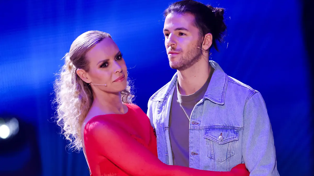 19.03.2022, Nordrhein-Westfalen, Köln: Riccardo Basile (r), Sportmoderator, und Isabel Edvardsson, Profitänzerin, stehen in der RTL-Tanzshow "Let's Dance" im Coloneum. Das Paar scheidet aus. Foto: Rolf Vennenbernd/dpa +++ dpa-Bildfunk +++