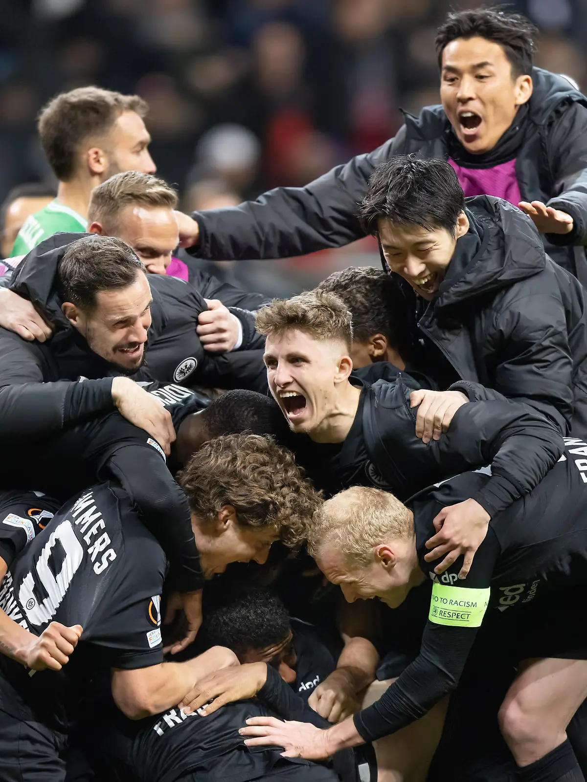 Jubel der Frankfurter Spieler und Betreuer nach dem Tor zum 1:1. Von links:Torwart Jens Grahl (Eintracht Frankfurt, 31), Sam Lammers (Eintracht Frankfurt, 9), Jesper Lindström (Eintracht Frankfurt, 29), Ansgar Knauff (Eintracht Frankfurt, 36), Sebastian Rode (Eintracht Frankfurt, 17), Daichi Kamada (Eintracht Frankfurt, 15) und Makoto Hasebe (Eintracht Frankfurt, 20) ligen auf dem Torschützen Martin Hinteregger (Eintracht Frankfurt, 13). Spiel der UEFA Europa League zwischen Eintracht Frankfurt und Real Betis Sevilla am 17. März 2022 im Deutsche Bank Park in Frankfurt am Main.