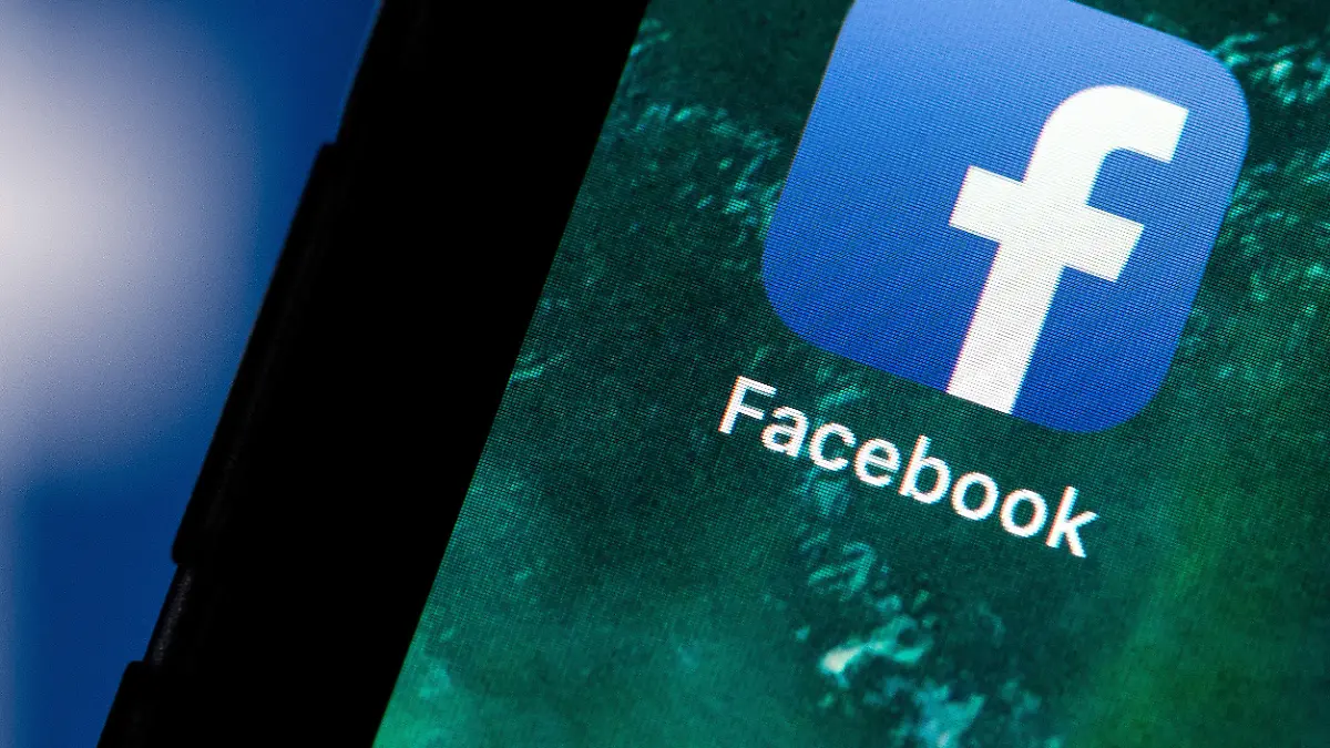 ARCHIV - 31.05.2018, Berlin: ILLUSTRATION - Auf dem Bildschirm eines Smartphones sieht man das Logo von Facebook. (zu dpa «Prüfung der Facebook-Seite der sächsischen Staatsregierung dauert an») Foto: Fabian Sommer/dpa +++ dpa-Bildfunk +++