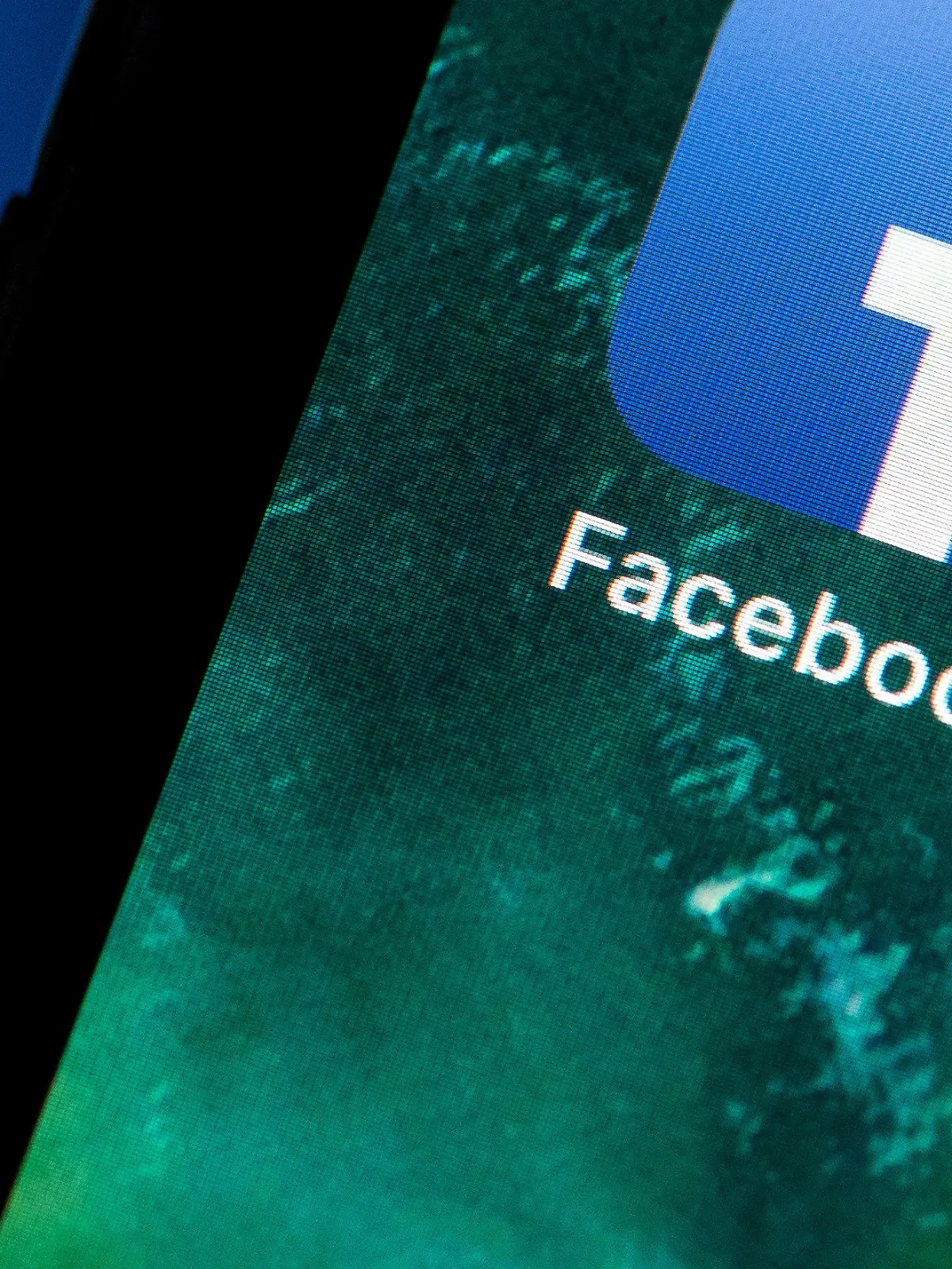 ARCHIV - 31.05.2018, Berlin: ILLUSTRATION - Auf dem Bildschirm eines Smartphones sieht man das Logo von Facebook. (zu dpa «Prüfung der Facebook-Seite der sächsischen Staatsregierung dauert an») Foto: Fabian Sommer/dpa +++ dpa-Bildfunk +++