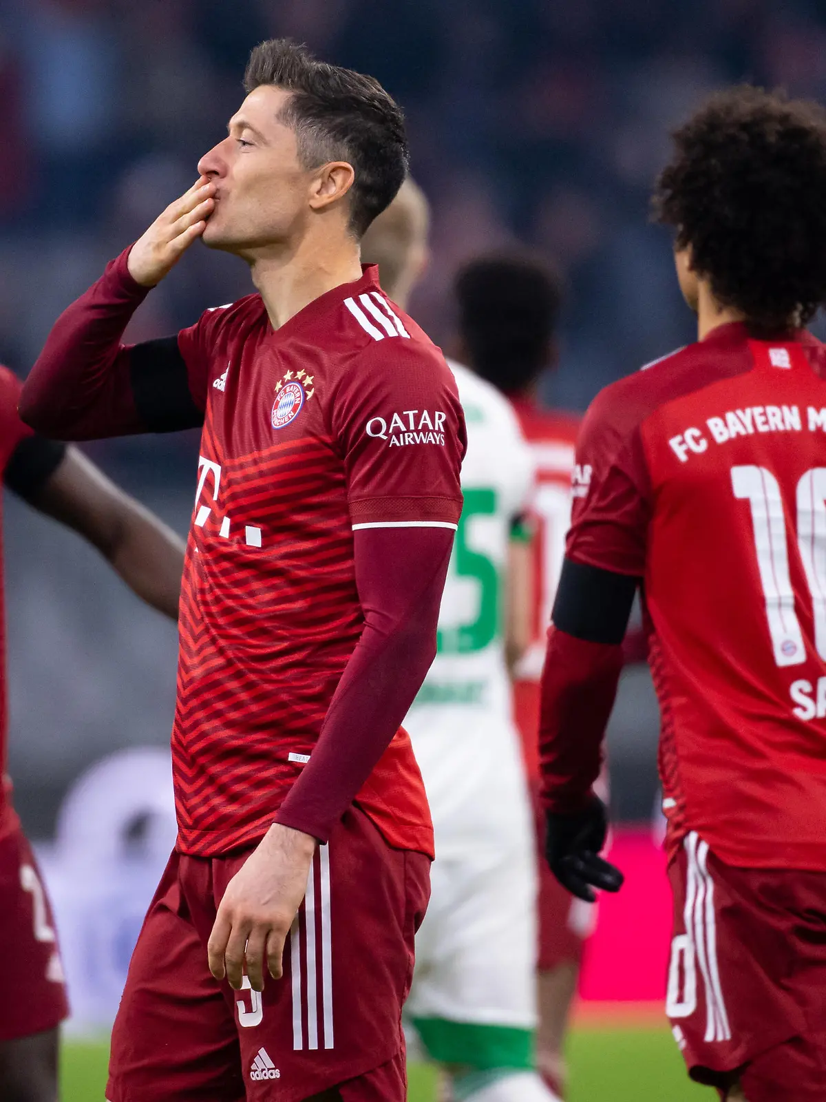 Fußball: Bundesliga, Bayern München - 1. FC Union Berlin, 27. Spieltag in der Allianz Arena. Robert Lewandowski von München jubelt über das Tor zum 4:0.