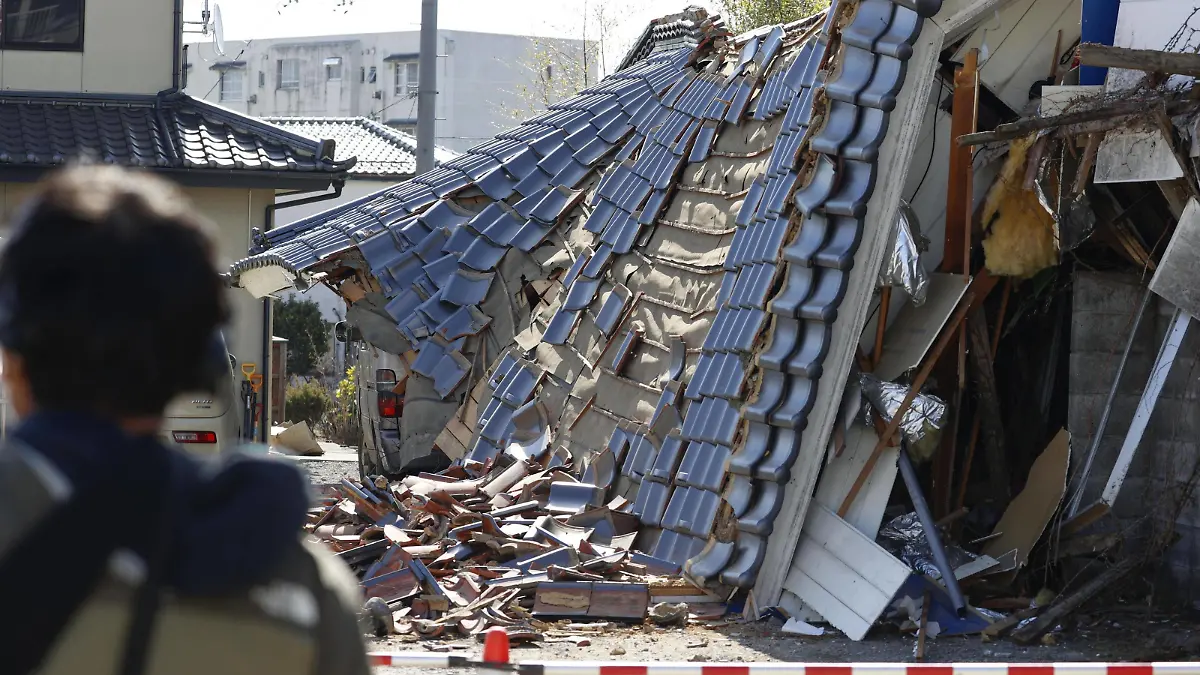 Japan, Schäden nach Erdbeben in der Region Fukushima  Powerful quake rocks northeastern Japan A collapsed house is seen in the Fukushima Prefecture town of Kunimi in northeastern Japan on March 17, 2022, after a powerful earthquake struck the region the previous night. PUBLICATIONxINxGERxSUIxAUTxHUNxONLY A14AA0001269405P
