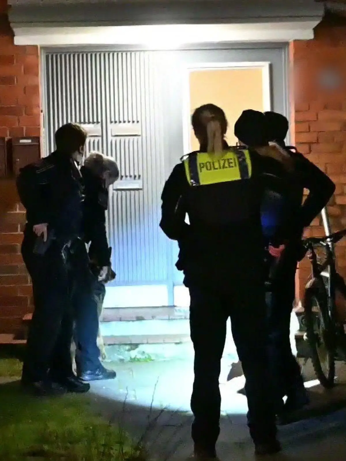 Schwer bewaffnete Polizisten durchkämmen am Mittwochabend Hamburg. Suchen sie Karl L.?