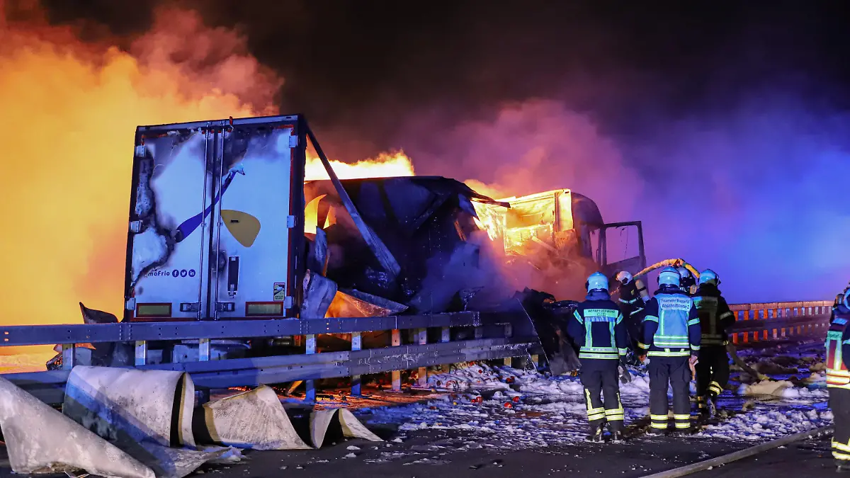 17.03.2022, Nordrhein-Westfalen, Wuppertal: Ein Gemüselaster brennt auf einer Brücke der Autobahn 1 bei Wuppertal. Statiker untersuchen nun die Brücke. Foto: Christoph Petersen/dpa +++ dpa-Bildfunk +++