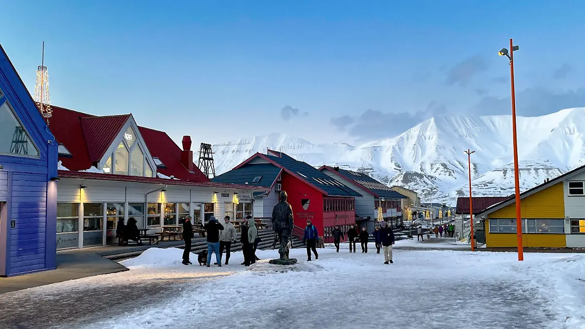Touristen auf der Insel Spitzbergen.
