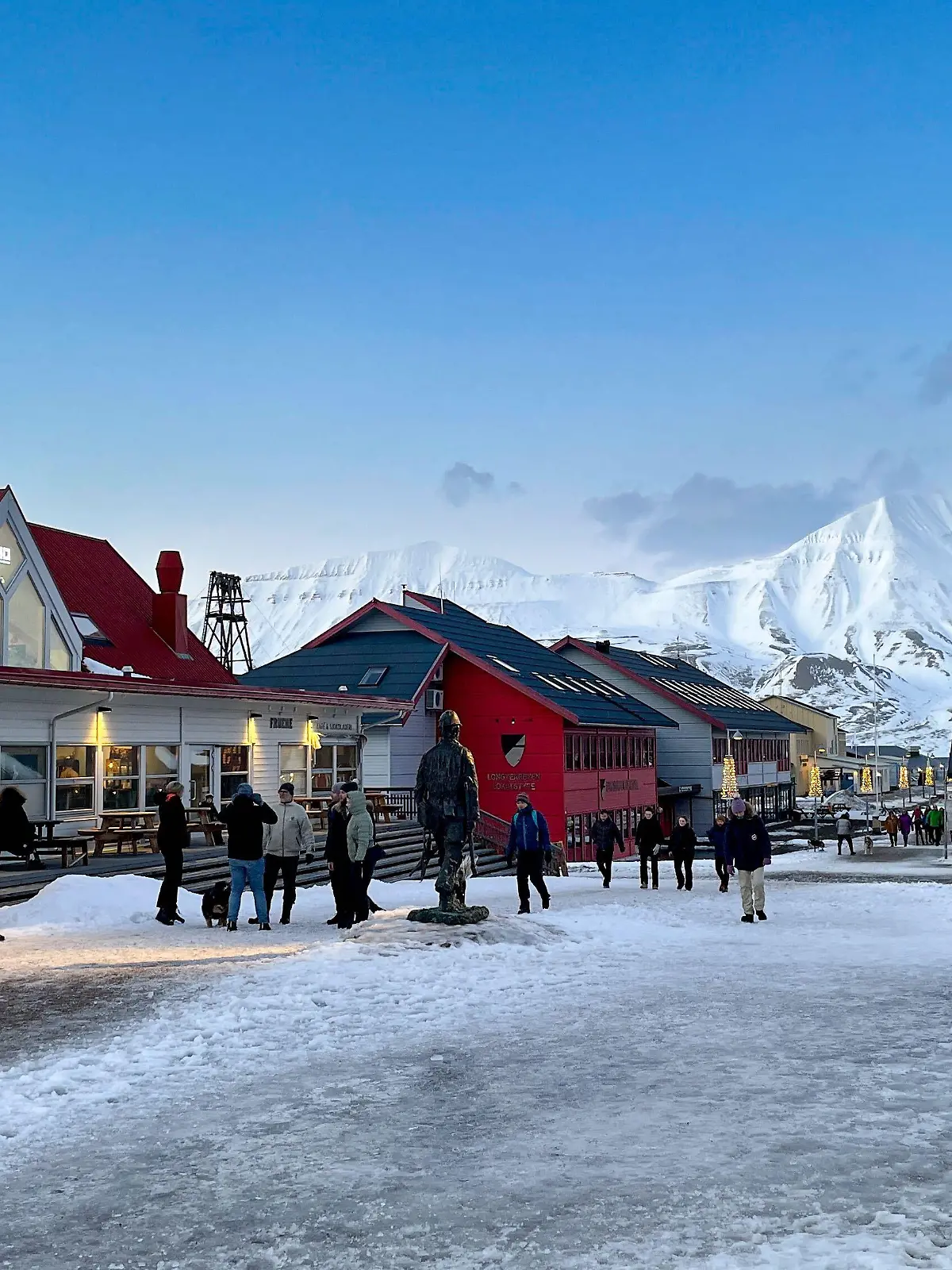 Touristen auf der Insel Spitzbergen.