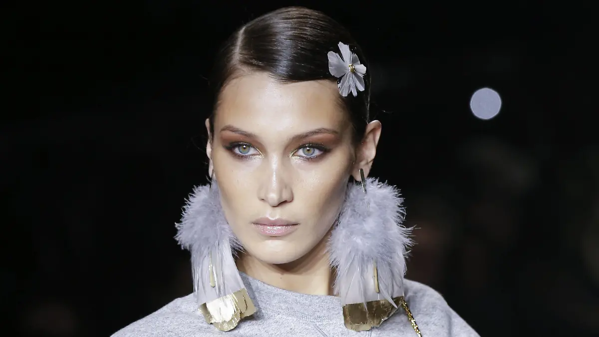 Bella Hadid walks on the runway at the Tom Ford AW20 Show at Milk Studios on Friday, February 07, 2020 in Hollywood, California. PUBLICATIONxINxGERxSUIxAUTxHUNxONLY LAP20200207506 JOHNxANGELILLO