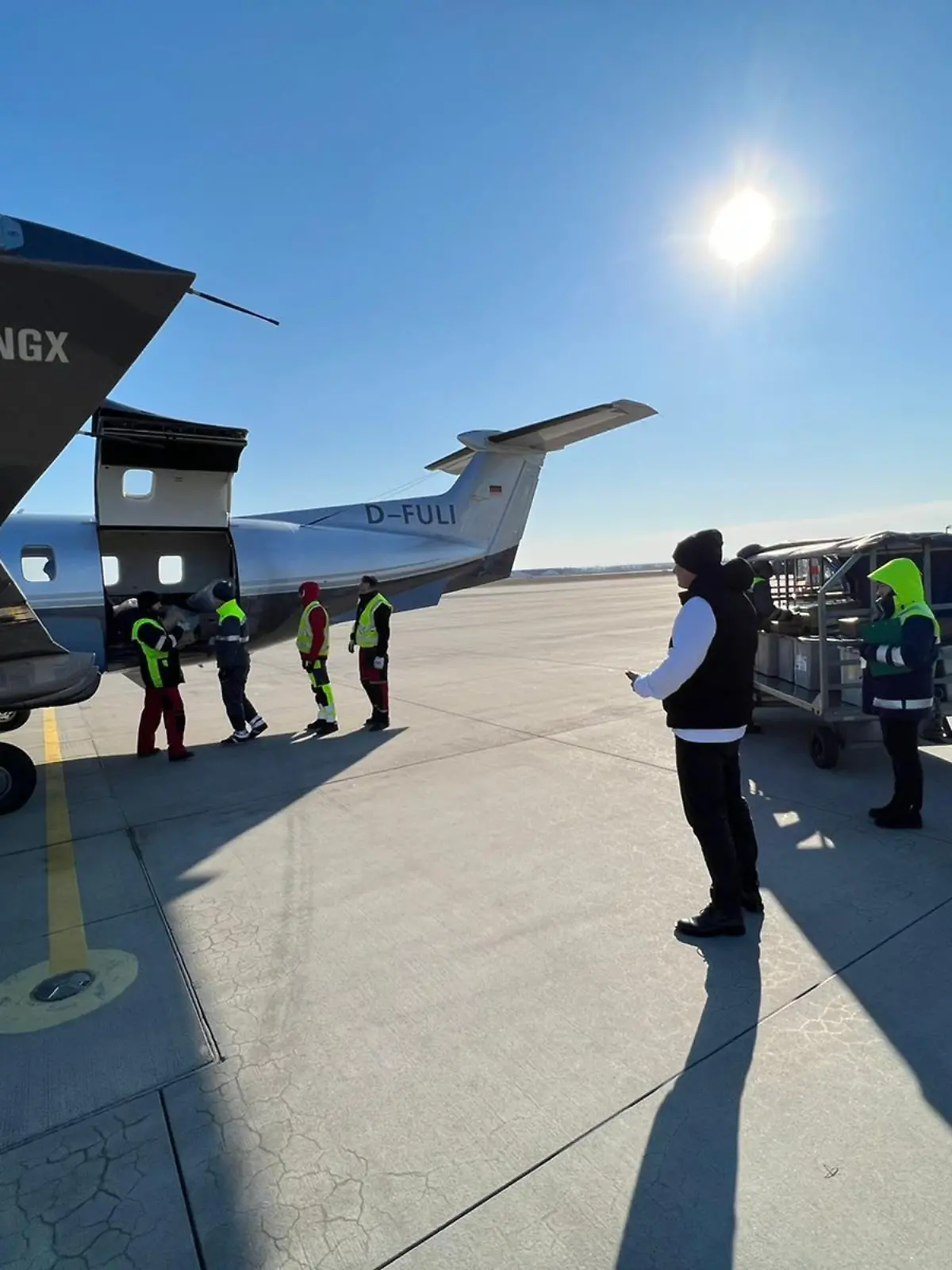 Mit über 800 Kilo Hilfsgütern im Gepäck startete heute ein Flugzeug aus Egelsbach an die ukrainische Grenze.