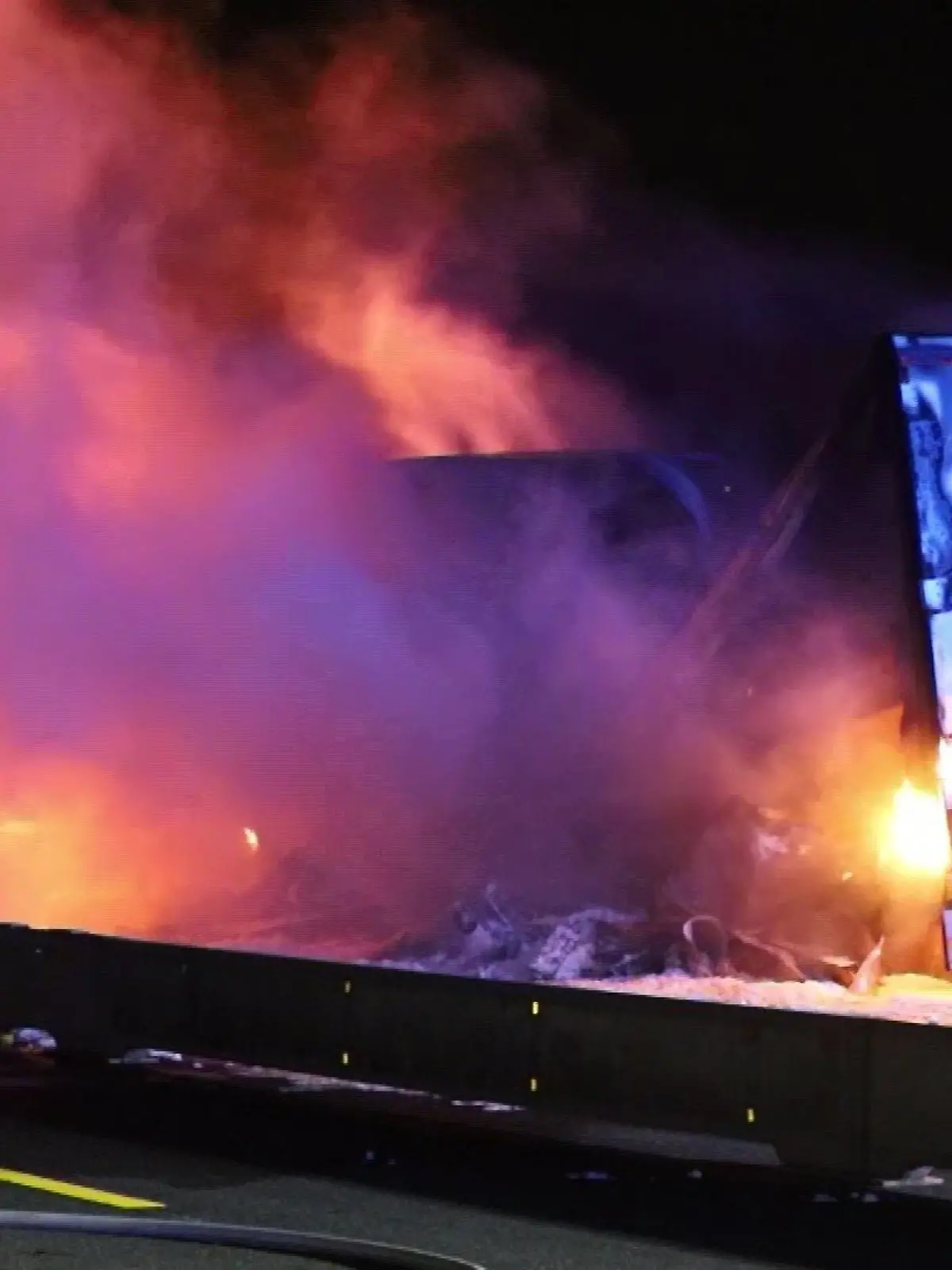 Unfall auf A1 bei Wuppertal: Lkw in Flammen