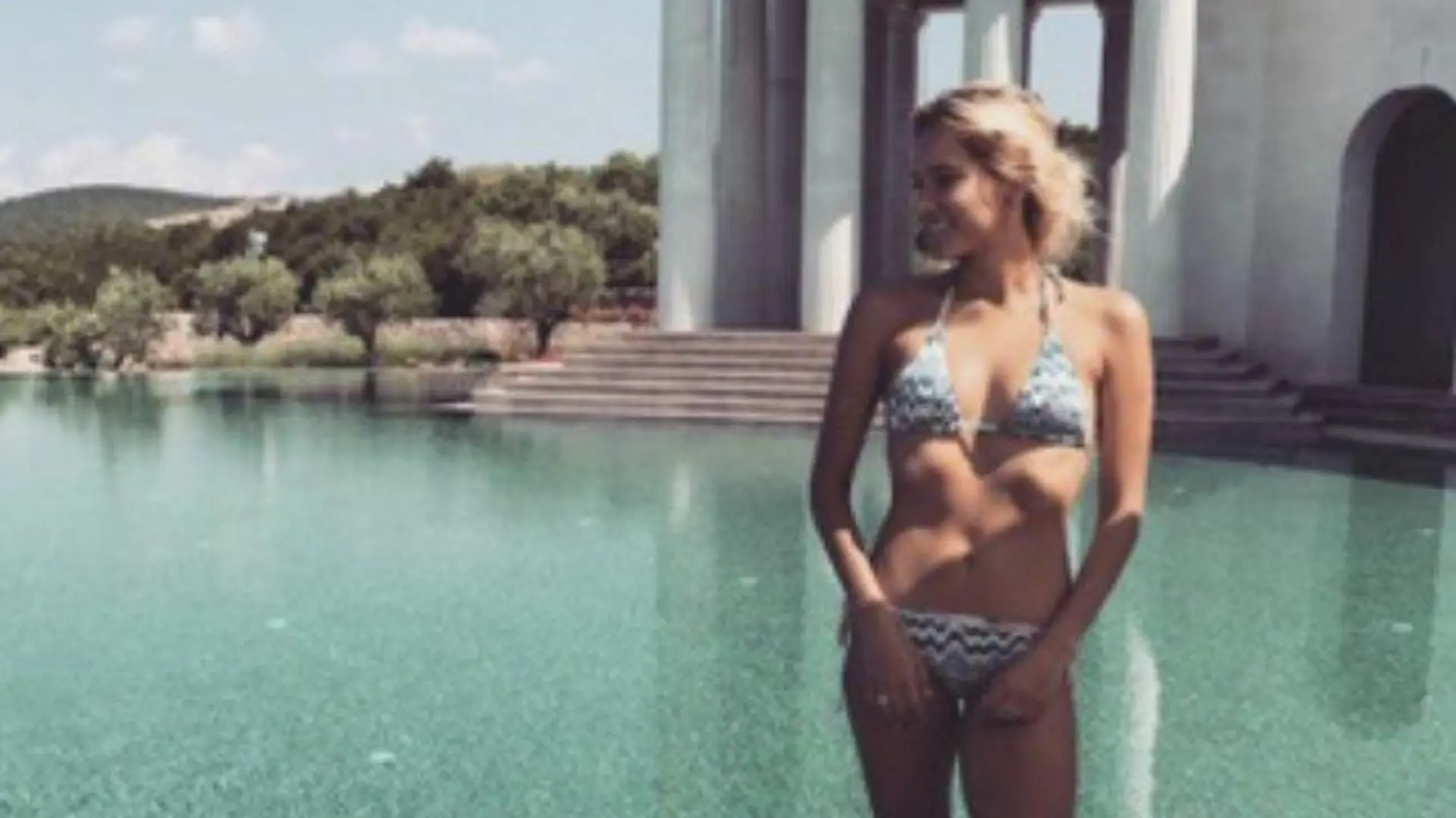 Polina Kowalewa posiert für ein Instagram-Foto am Pool