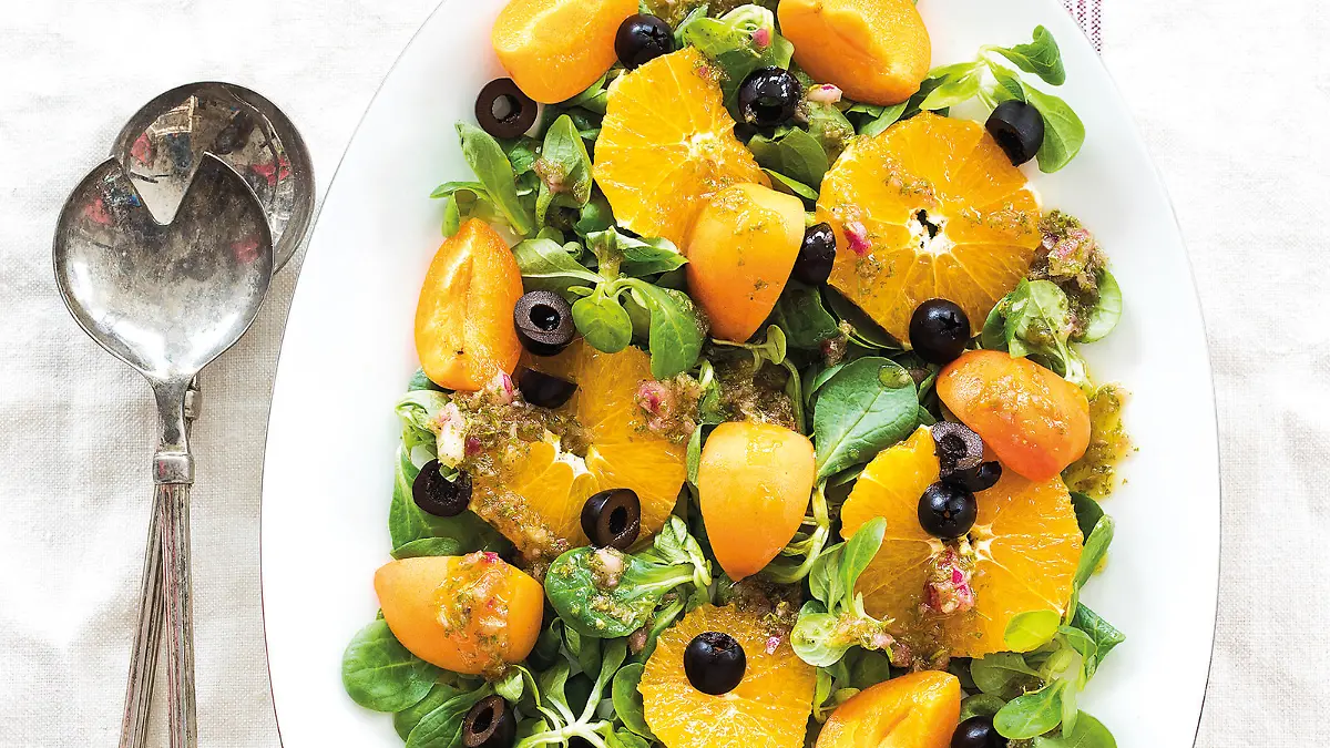 Orangen-Aprikosen-Salat mit Oliven und einem Dressing aus roten Zwiebeln