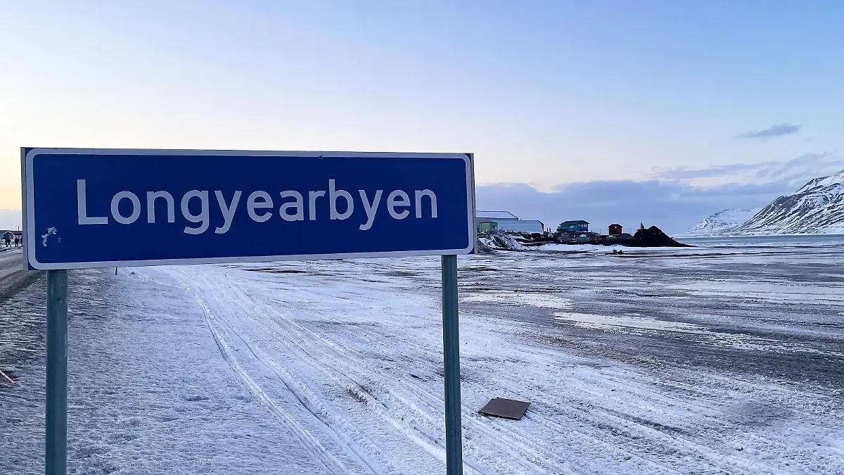 Ein Ortsschild von Longyearbyen