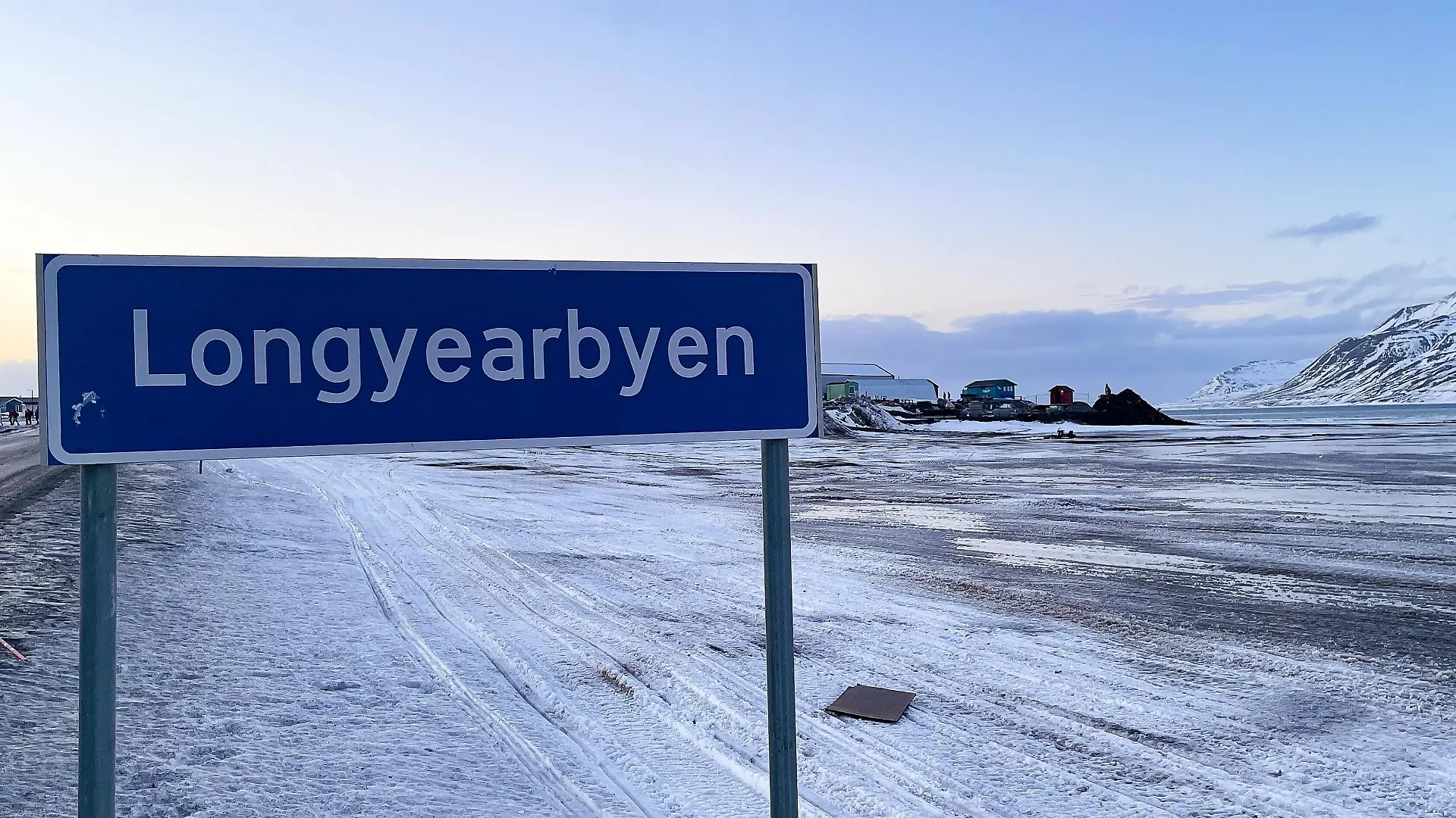 Ein Ortsschild von Longyearbyen