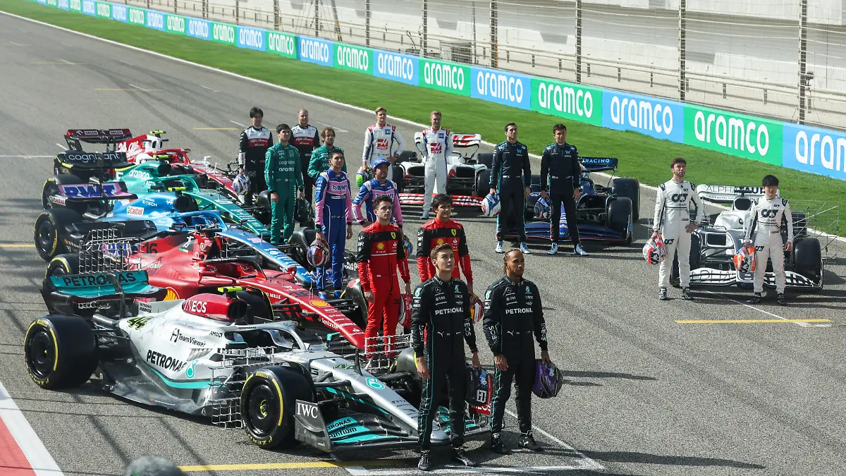 cars and drivers on the grid, illustration, family picture during the Formula 1 Aramco pre-season testing prior the 2022 FIA Formula One World Championship, on the Bahrain International Circuit, from March 10 to 12, 2022 in Sakhir, Bahrain - Photo Antonin Vincent / DPPI