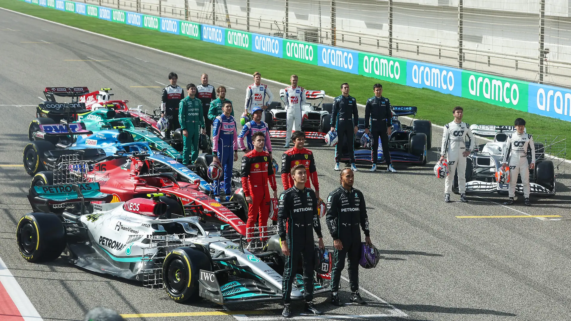 cars and drivers on the grid, illustration, family picture during the Formula 1 Aramco pre-season testing prior the 2022 FIA Formula One World Championship, on the Bahrain International Circuit, from March 10 to 12, 2022 in Sakhir, Bahrain - Photo Antonin Vincent / DPPI