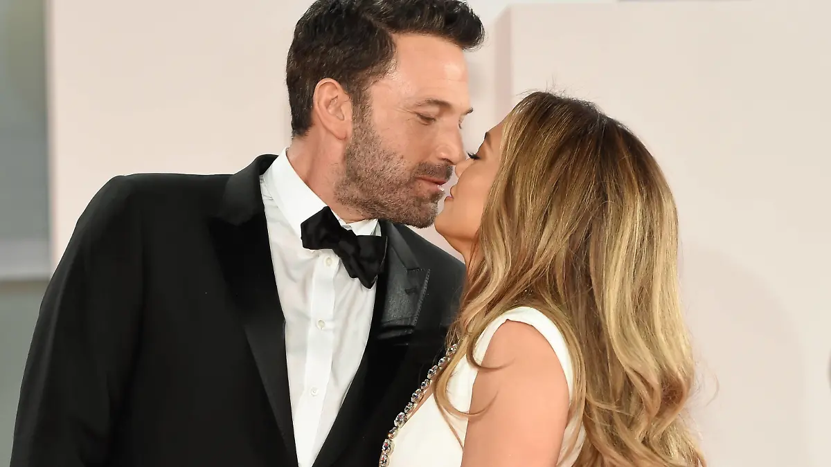  American actor Ben Affleck and american actress and singer Jennifer Lopez at the 78 Venice International Film Festival 2021. The last duel red carpet. Venice Italy, September 10th, 2021 Venice Italy - ZUMAm169 20210910_zac_m169_083 Copyright: xMarillaxSiciliax