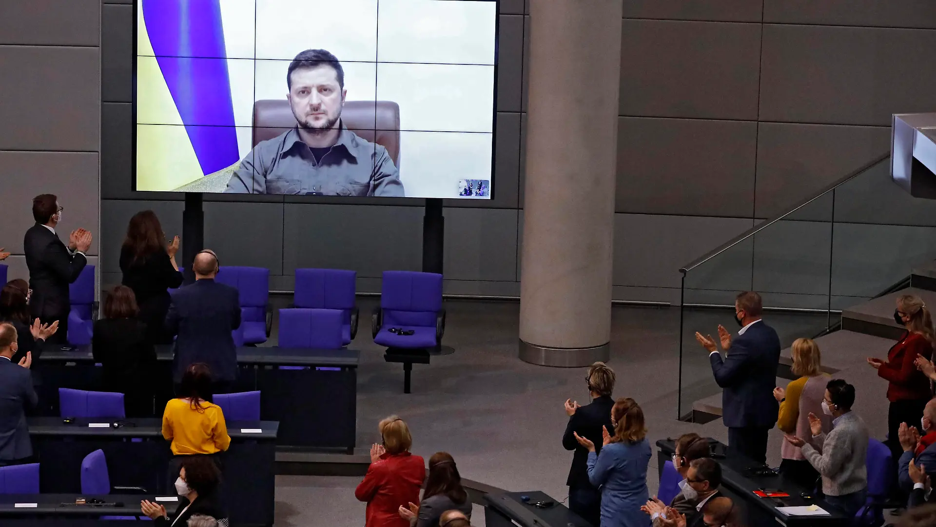 Der ukrainische Präsident Wolodymyr Selenskyj spricht per Live-Schaltung aus Kiew in der 20. Sitzung des Deutschen Bundestages im Reichstagsgebäude. Berlin, 17.03.2022 *** Ukrainian President Volodymyr Selenskyj speaks via live broadcast from Kiev at the 20 session of the German Bundestag in the Reichstag building Berlin, 17 03 2022 Foto:xS.xGabschx/xFuturexImage