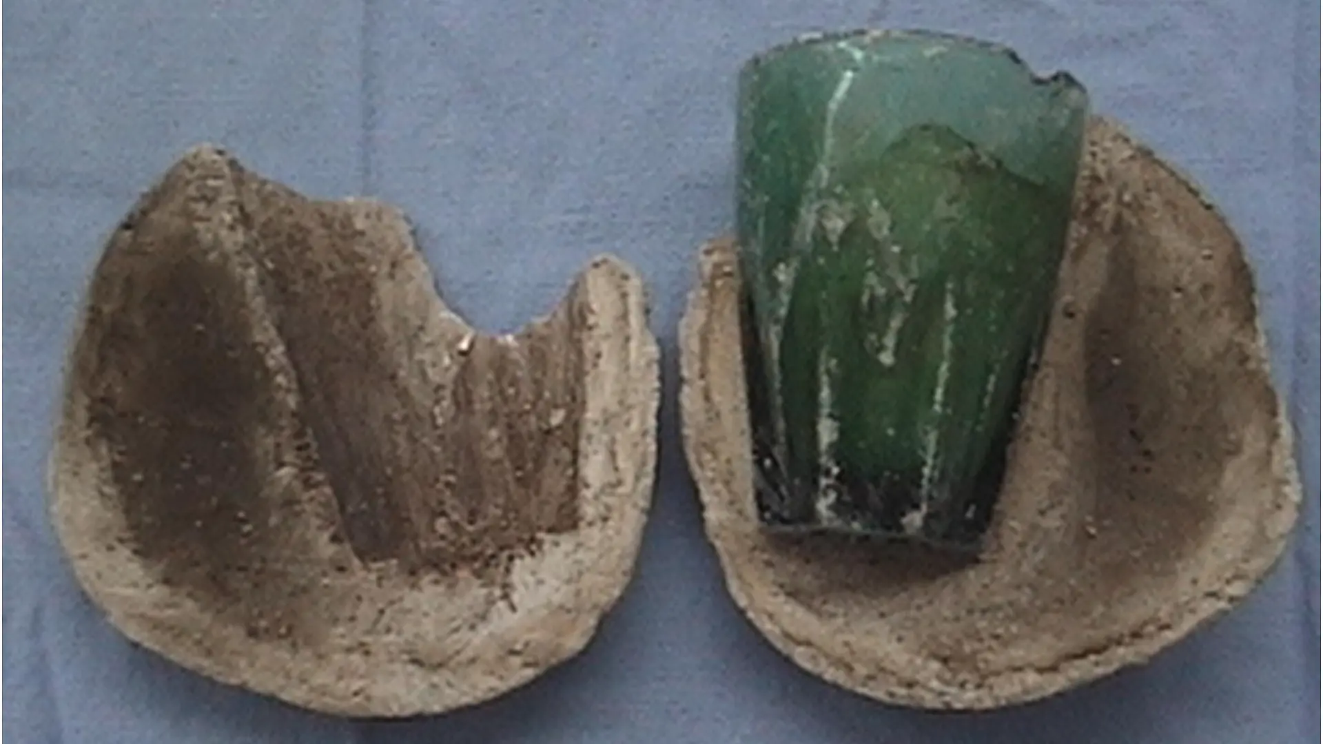 Ein Glas in einem Blasenstein, das noch fast intakt ist.