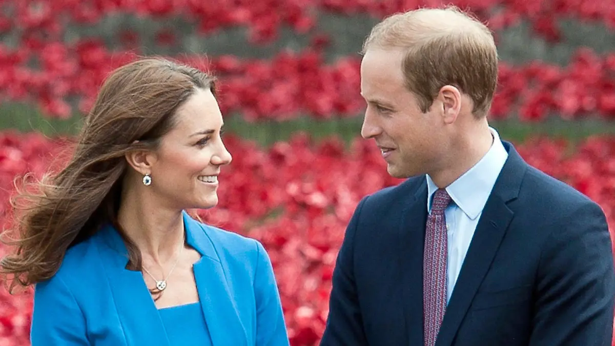 ARCHIV - 05.08.2014, Großbritannien, London: Prinz William, Herzog von Cambridge, und Kate, Herzogin von Cambridge, spazieren an einem roten Mohnblumenfeld im Wassergraben des Tower vorbei. Am 29. April 2021 feiern Will und Kate, wie viele Briten sie familiär nennen, ihren zehnten Hochzeitstag. (zu dpa "Zu Hause einfach William und Kate»: Zehn Jahre royale Traumhochzeit") Foto: picture alliance / dpa +++ dpa-Bildfunk +++