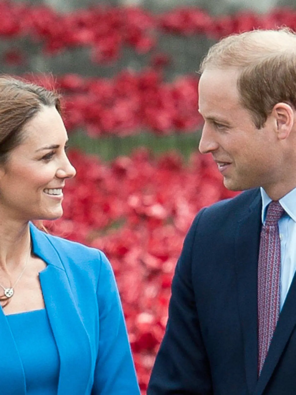 ARCHIV - 05.08.2014, Großbritannien, London: Prinz William, Herzog von Cambridge, und Kate, Herzogin von Cambridge, spazieren an einem roten Mohnblumenfeld im Wassergraben des Tower vorbei. Am 29. April 2021 feiern Will und Kate, wie viele Briten sie familiär nennen, ihren zehnten Hochzeitstag. (zu dpa "Zu Hause einfach William und Kate»: Zehn Jahre royale Traumhochzeit") Foto: picture alliance / dpa +++ dpa-Bildfunk +++