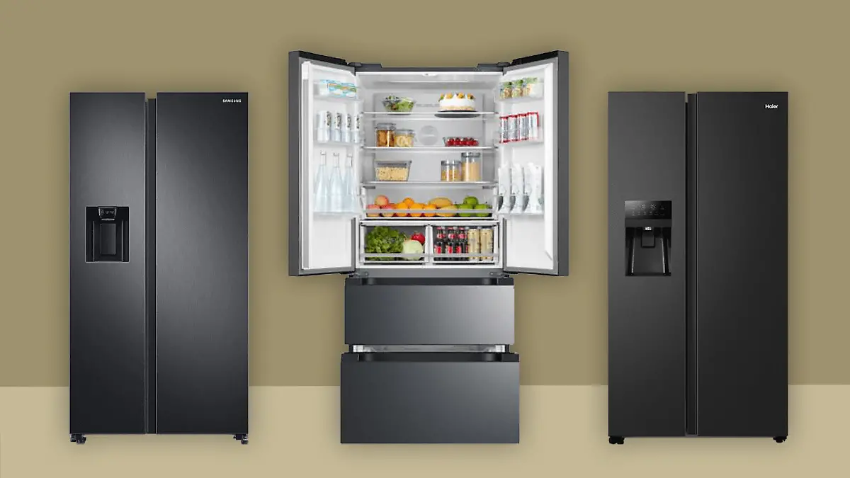 Drei Kühlschränke auf braunem Hintergrund.