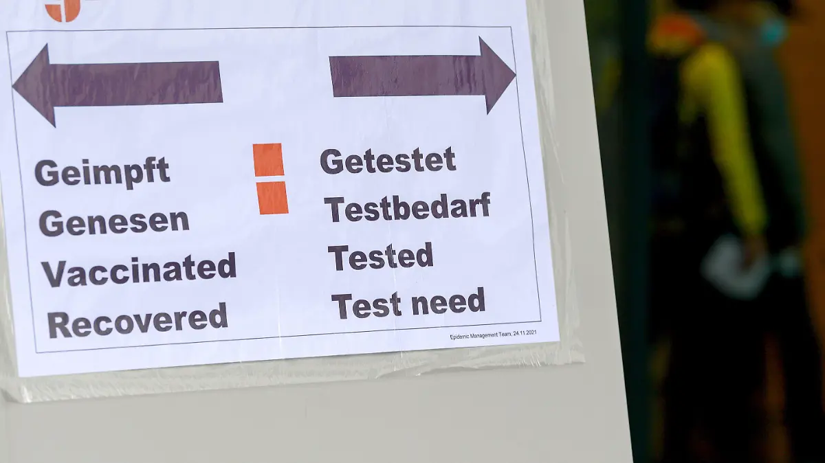 ARCHIV - 24.11.2021, Sachsen, Dresden: Ein Schild mit Richtungspfeilen und der Aufschrift «Geimpft, Genesen, Getestet, Testbedarf" steht vor dem Eingang eines Gebäudes des Chipherstellers Globalfoundries (GF). Arbeitgeber und Beschäftigte in Deutschland müssen sich auf neue Corona-Regeln für die Betriebe einstellen. (Zu dpa «Neue Corona-Regeln im Betrieb - Arbeitgeber sollen selbst entscheiden») Foto: Robert Michael/dpa-Zentralbild/dpa +++ dpa-Bildfunk +++