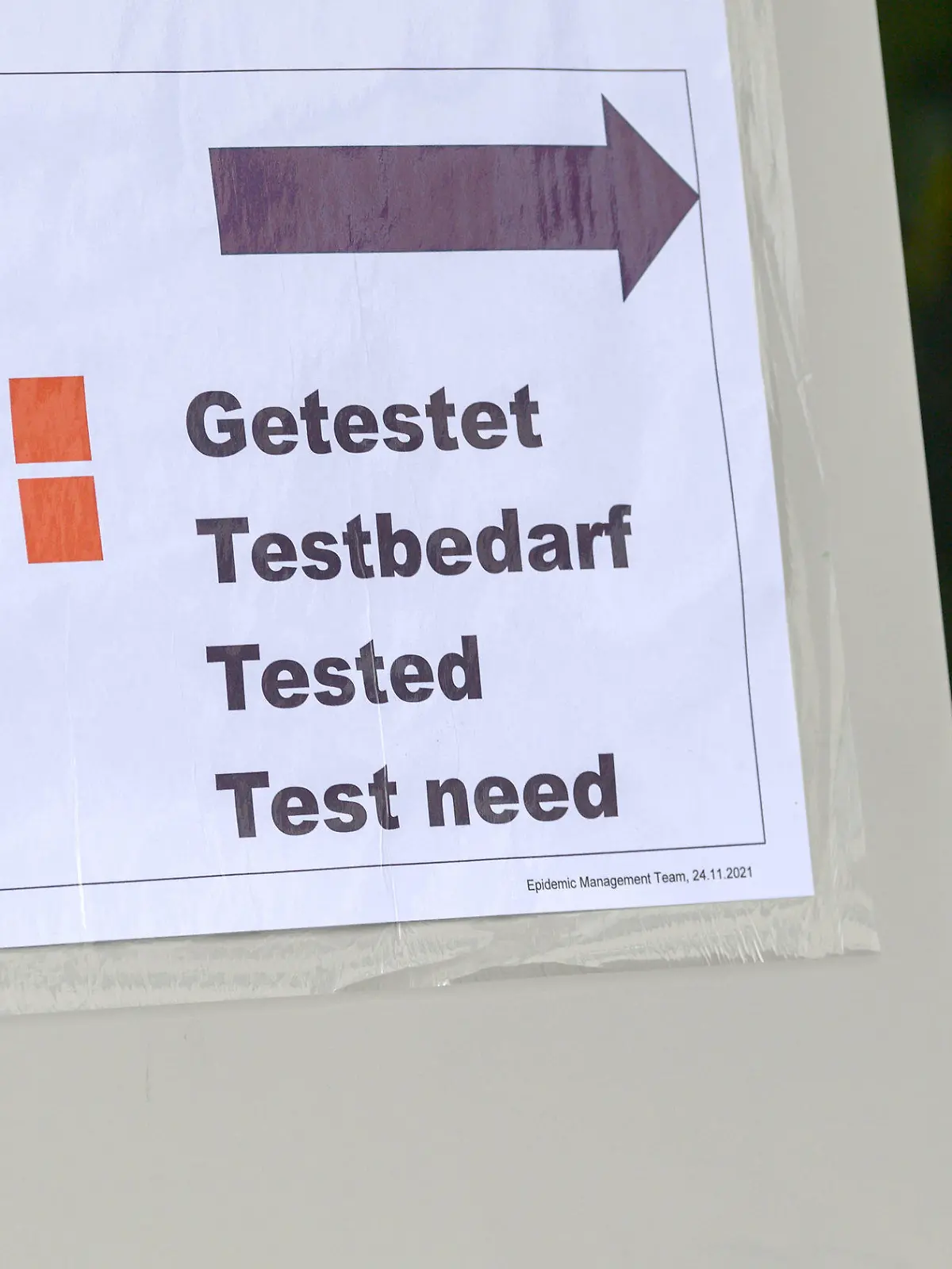ARCHIV - 24.11.2021, Sachsen, Dresden: Ein Schild mit Richtungspfeilen und der Aufschrift «Geimpft, Genesen, Getestet, Testbedarf" steht vor dem Eingang eines Gebäudes des Chipherstellers Globalfoundries (GF). Arbeitgeber und Beschäftigte in Deutschland müssen sich auf neue Corona-Regeln für die Betriebe einstellen. (Zu dpa «Neue Corona-Regeln im Betrieb - Arbeitgeber sollen selbst entscheiden») Foto: Robert Michael/dpa-Zentralbild/dpa +++ dpa-Bildfunk +++