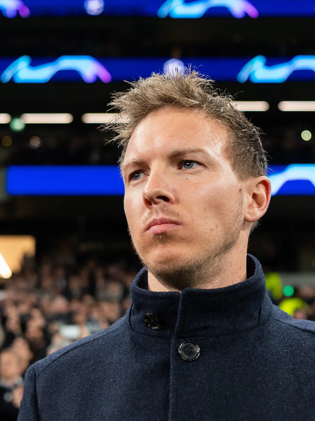 ARCHIV - 19.02.2020, Großbritannien, London: Fußball: Champions League, Tottenham Hotspur - RB Leipzig, K.o.-Runde, Achtelfinale, Hinspiele, im Tottenham Hotspur Stadium. Leipzigs Trainer Julian Nagelsmann steht vor Beginn des Spiels im Stadion. Leipzig soll einem Medienbericht zufolge neuer Trainer bei Paris Saint-Germain werden. (zu dpa: ««L·Équipe»: Nagelsmann soll neuer Trainer bei PSG werden») Foto: Robert Michael/dpa-Zentralbild/dpa +++ dpa-Bildfunk +++