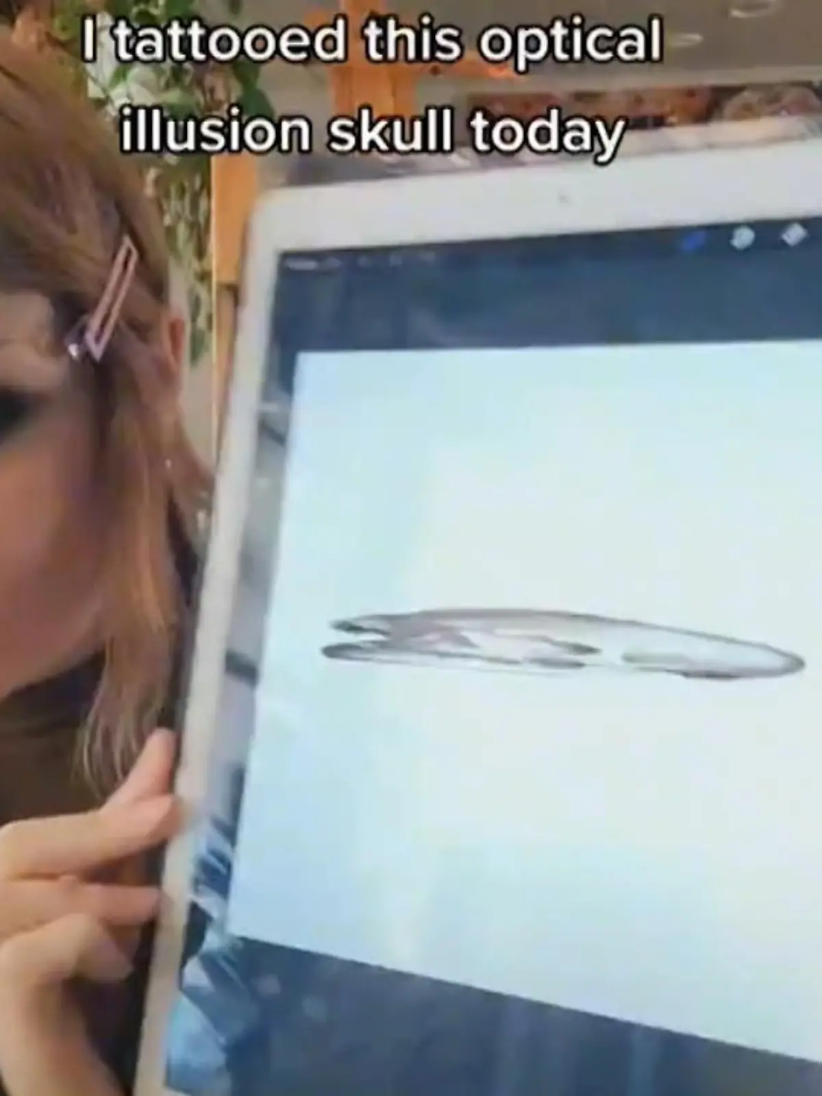Tätowiererin Leah zeigt uns auf ihrem TikTok-Kanal, welche Kunstwerke sie auf die Haut ihrer Kunden sticht. Doch ihr letztes Werk wirft Fragen auf: Ist hier etwas mit der Perspektive falsch gelaufen? Jein – denn aus einem bestimmten Blickwinkel sieht der Totenschädel plötzlich wieder normal aus.