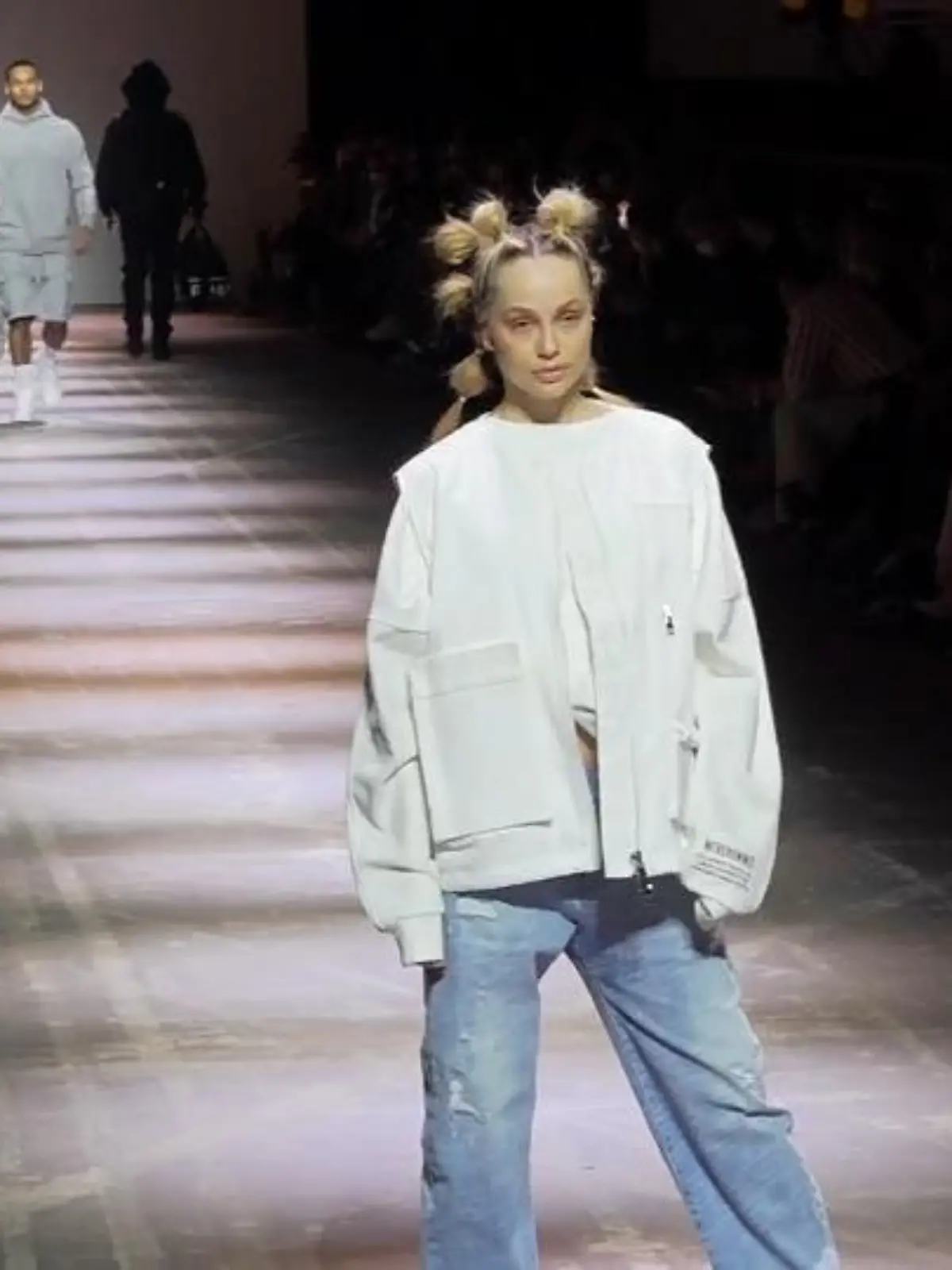 Schon auf der Mailänder Fashion Week bezog die Show von Giorgio Armani Stellung zum Krieg in der Ukraine. Anstatt lauter Musik herrschte absolute Stille, nur die klackernden Absätze der Models war zu hören. Auch bei der Berliner Fashion Week ist der Krieg in der Ukraine natürlich ein Thema und mit dabei war auch der Frankfurter Modedesigner Elias Rumelis.