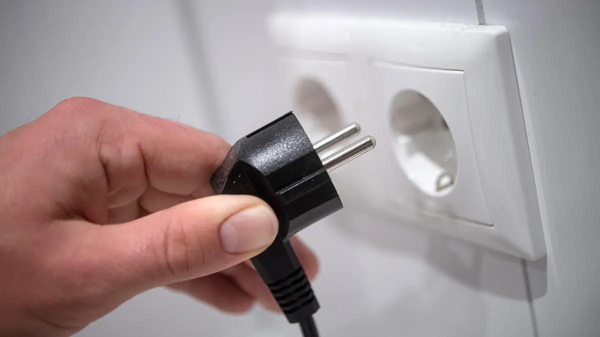 ARCHIV - 24.09.2020, Bremen: ILLUSTRATION - Ein Stecker wird in eine Steckdose gesteckt. (Zu dpa «Strompreise: Fraktionen fordern Senkung von Steuern und Abgaben») Foto: Sina Schuldt/dpa +++ dpa-Bildfunk +++
