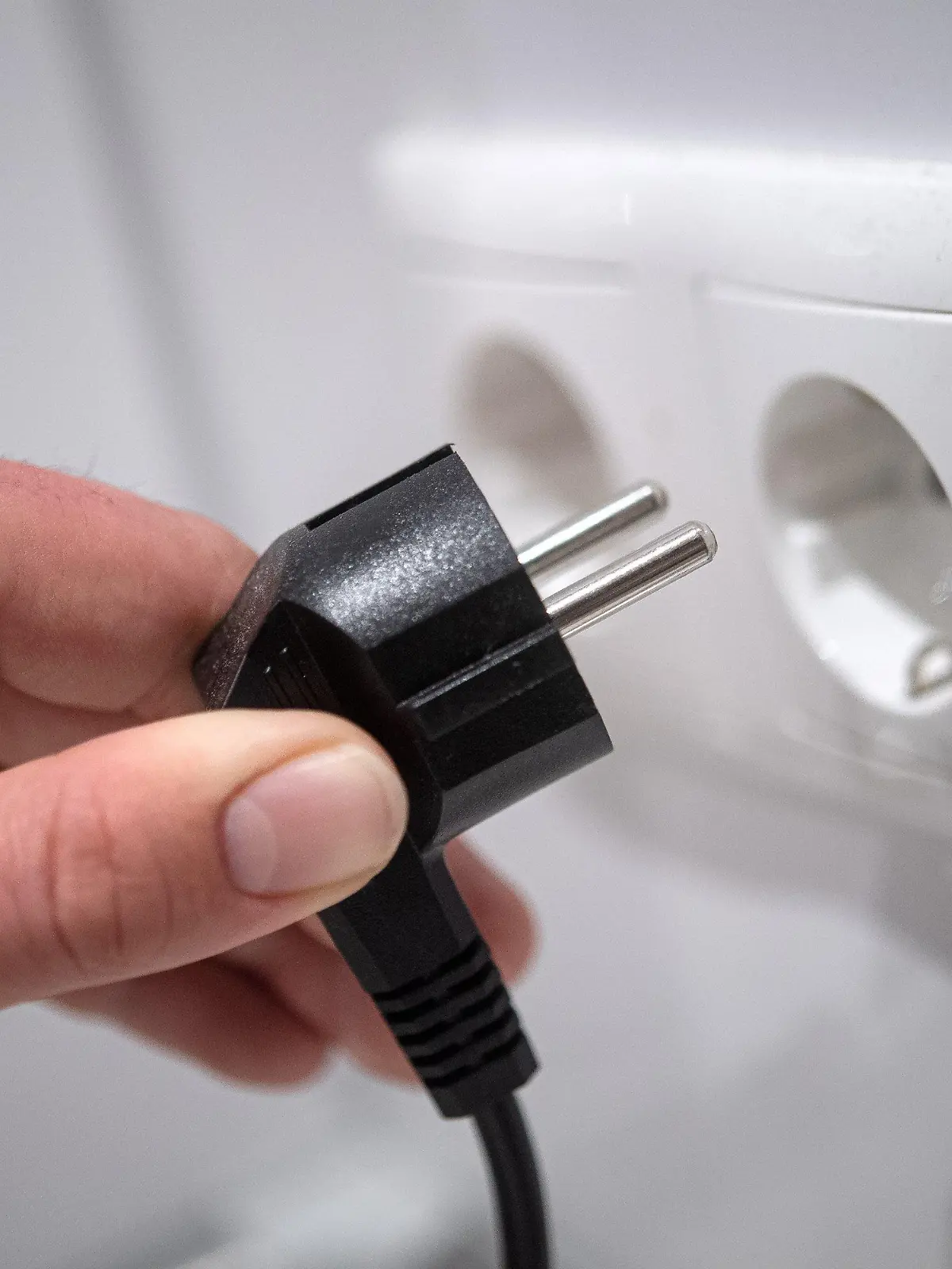 ARCHIV - 24.09.2020, Bremen: ILLUSTRATION - Ein Stecker wird in eine Steckdose gesteckt. (Zu dpa «Strompreise: Fraktionen fordern Senkung von Steuern und Abgaben») Foto: Sina Schuldt/dpa +++ dpa-Bildfunk +++