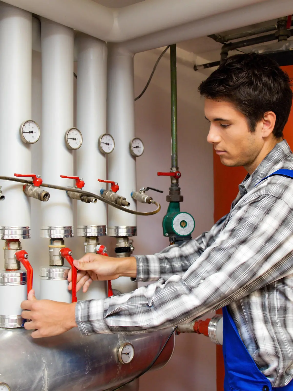  Junger Heizungs Techniker in Heizraum bei Heizanlage, MR: YES McPBBO *** Young heating technician in boiler room at Heizanlage, MR YES McPBBO McPBBO