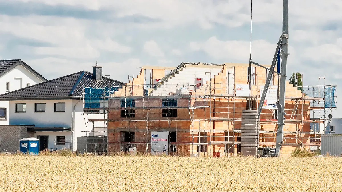 Wohnungsbau auf dem Land Zweifamilienhaus im Bau Hausbau Neubauwohnung Eigenheim Baubranche Bauwirtschaft Neubau Baustelle Neubau Wohnhaus Rohbau Gebäude Immobilie Wohnungsbau Mietwohnung Miete Bauboom ein Haus bauen Baugewerbe Immobilien Baugebiet Dorf ländlich wohnen Feldrand Ortsrand Randlage Randgebiet Münsterland Wadersloh Nordrhein-Westfalen NRW Deutschland Germany *** Housing construction on the countryside two-family house under construction house construction new building site new building apartment home building industry building industry new building site new building site new building house carcass construction building real estate housing construction rental apartment rent building boom one house building construction indus Copyright: xAchimxDuwentästerx